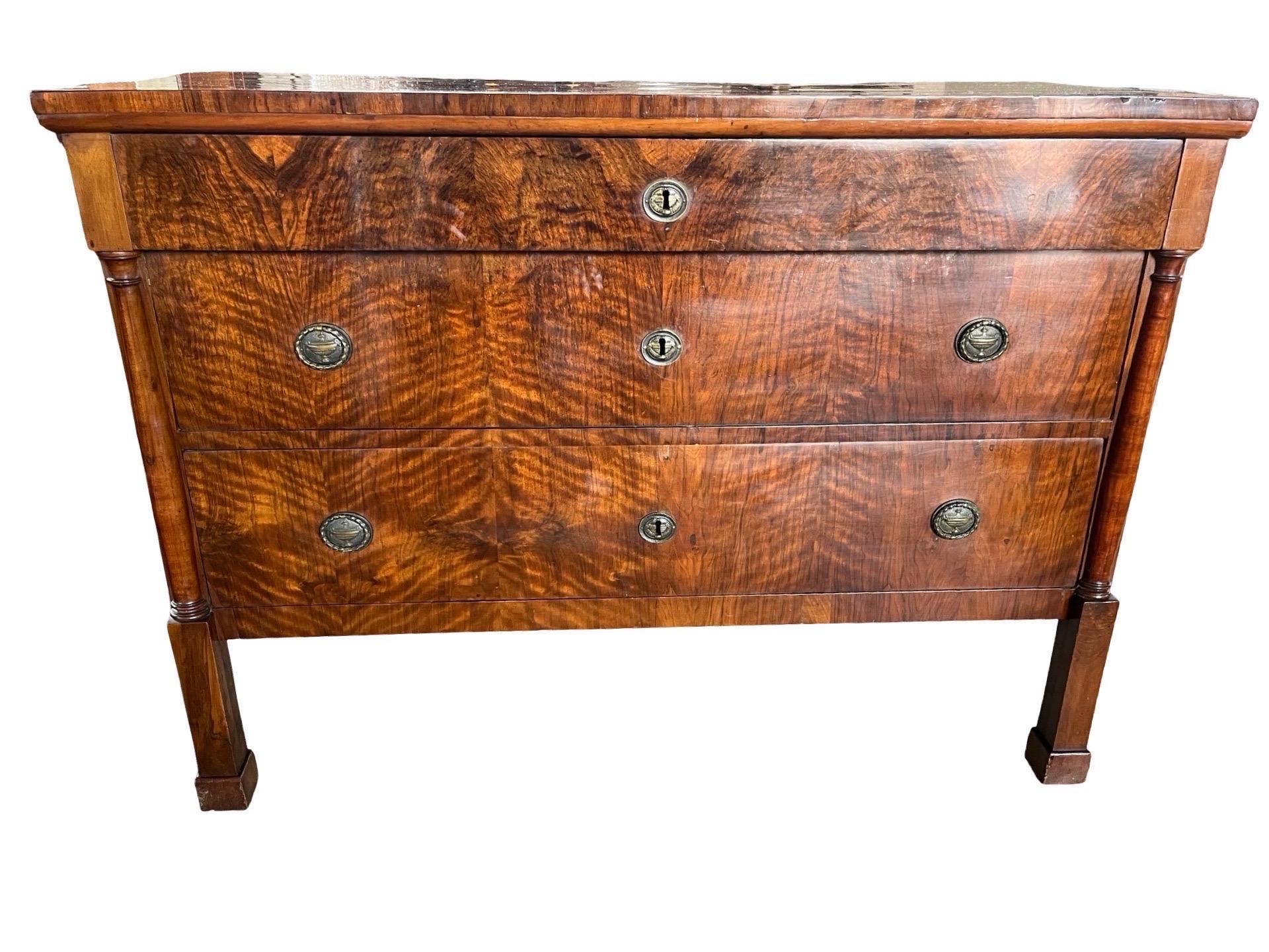 Stile impero Commode / Cassettiera Impero in radica di noce del XIX secolo in vendita