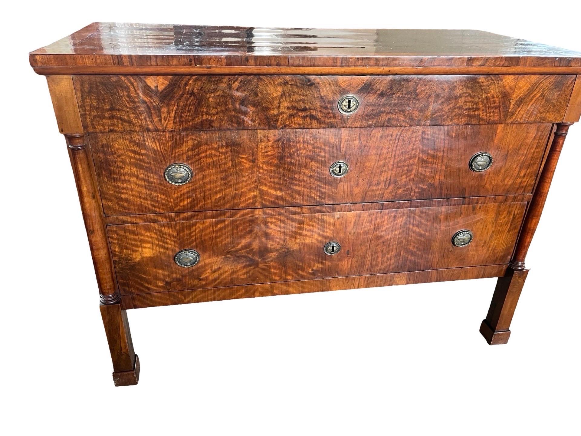 Intagliato a mano Commode / Cassettiera Impero in radica di noce del XIX secolo in vendita