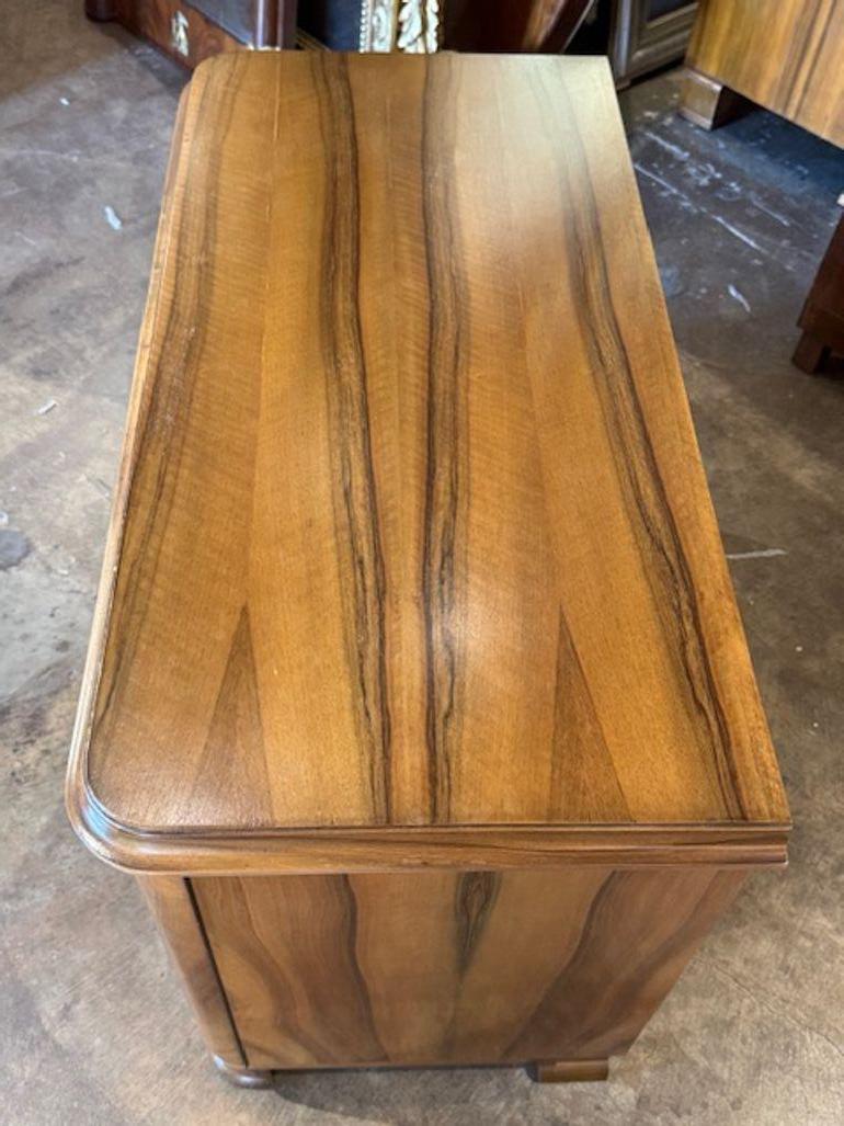 Bellissimo mobile in noce italiano del XIX secolo.  La finitura è molto lucida e le venature del legno sono molto varie.  Un pezzo versatile che può essere utilizzato per diversi scopi. Splendido!  Circa 1890
39,5 l x 20 p x 29,5 h