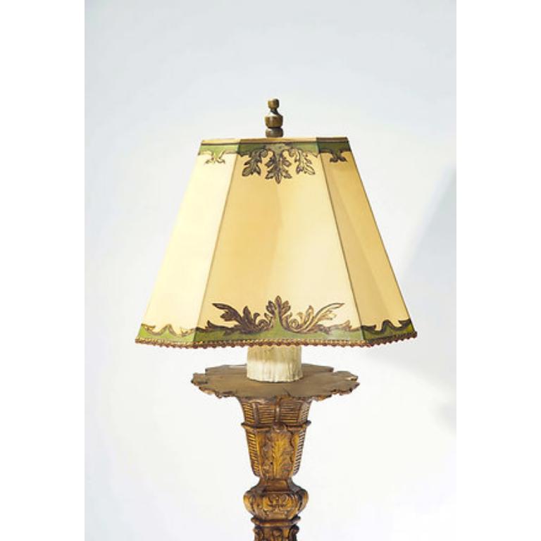Néoclassique Lampadaire italien du 19e siècle en noyer sculpté en vente