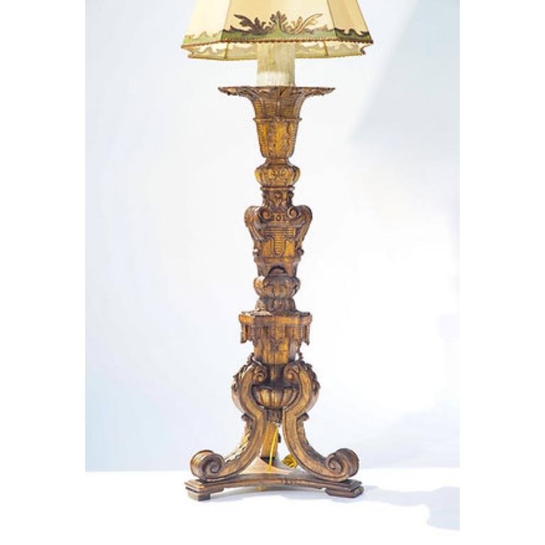 Sculpté à la main Lampadaire italien du 19e siècle en noyer sculpté en vente