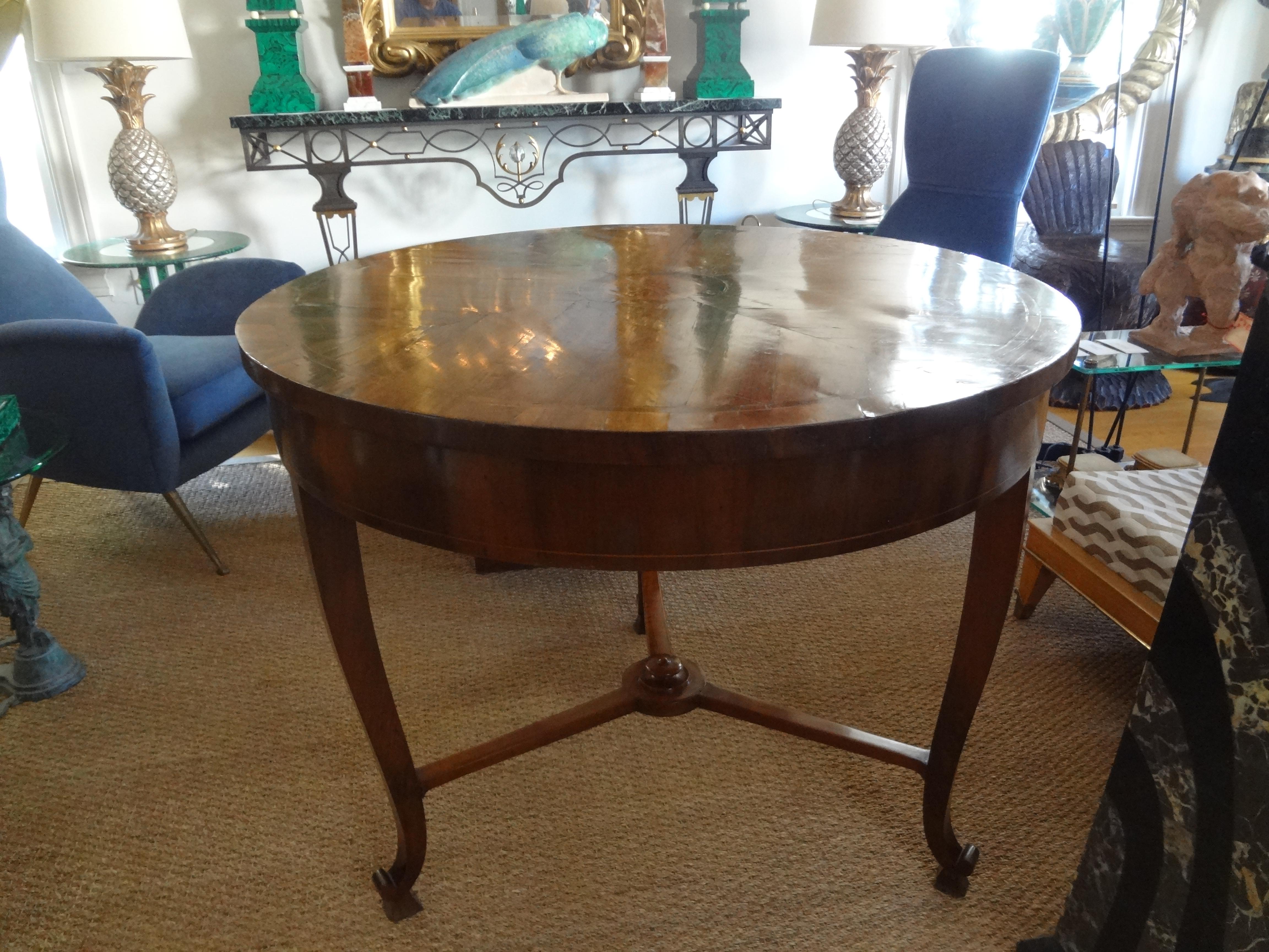 19. Jahrhundert Italienisch Nussbaum Center Tisch oder Spieltisch im Zustand „Gut“ im Angebot in Houston, TX