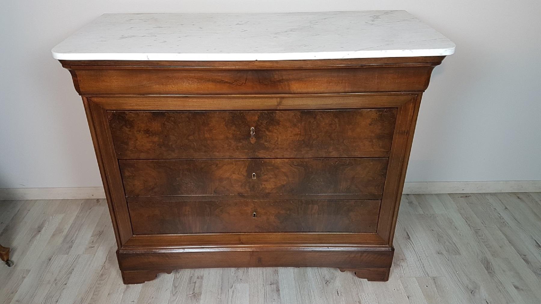 Elegant antique chest of drawers in solid walnut, mid-19th century 1850. The chest of drawers has a beautiful marble top in solid patina walnut, the drawers on the front have an elegant briar and thread. Elegant and high-quality furniture, excellent