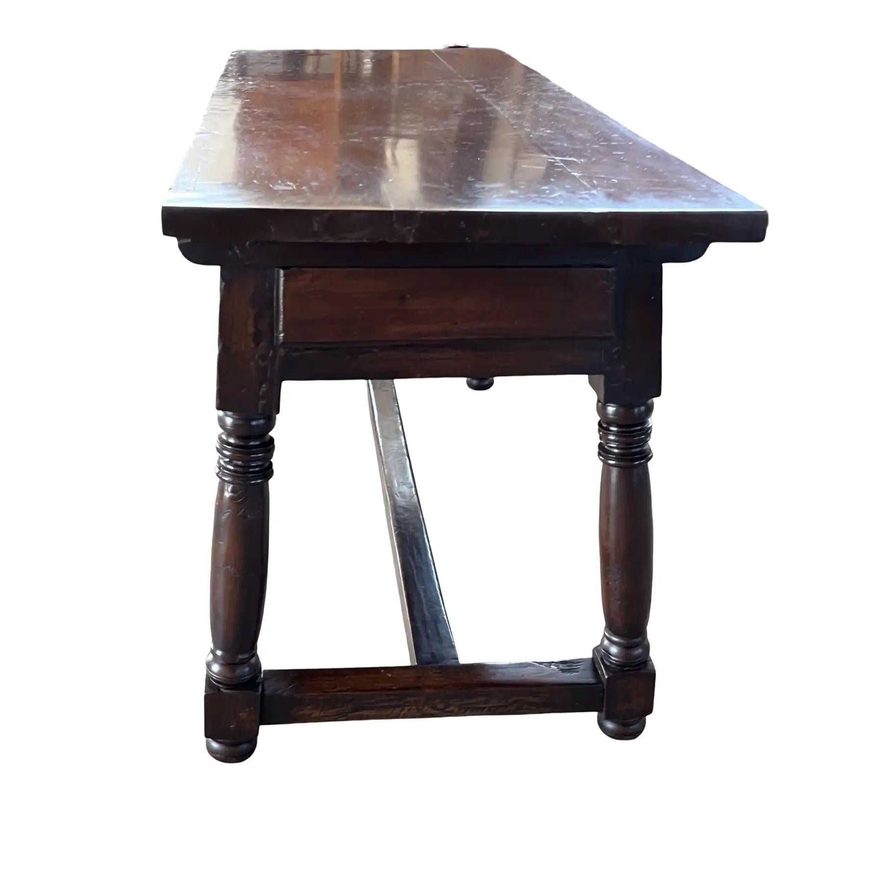 Konsolentisch, handgefertigt in Italien in den frühen 1800er Jahren aus Nussbaumholz und Zapfenkonstruktion. Der Tisch hat eine schöne warme Nussbaumfarbe und -patina, und seine Proportionen sind perfekt für einen Eingangsbereich, Flur oder