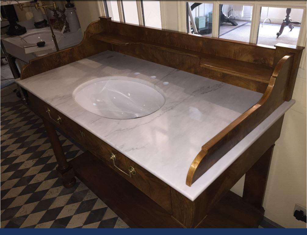 19th Century Italian Walnut Cupboard Sink with Carrara Marble Top, 1890s im Zustand „Gut“ in Florence, IT