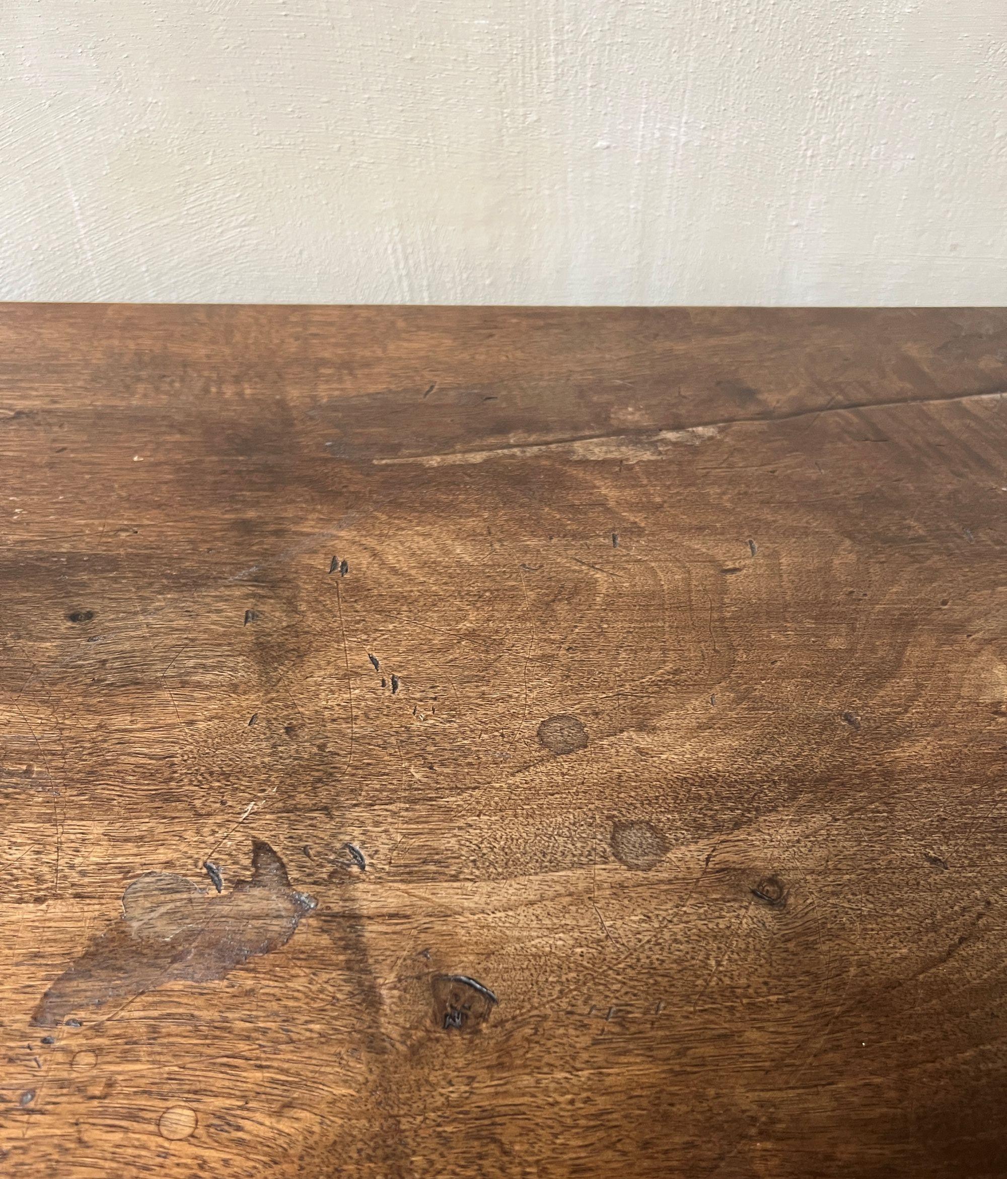 Tavolo consolle Demi Lune in legno di noce del XIX secolo in vendita 6