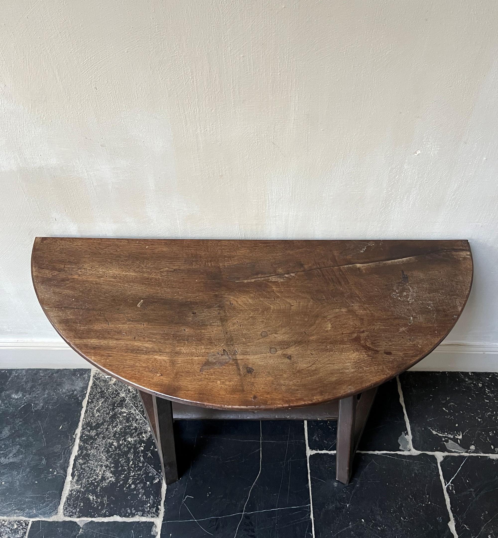 Tavolo consolle Demi Lune in legno di noce del XIX secolo in vendita 7