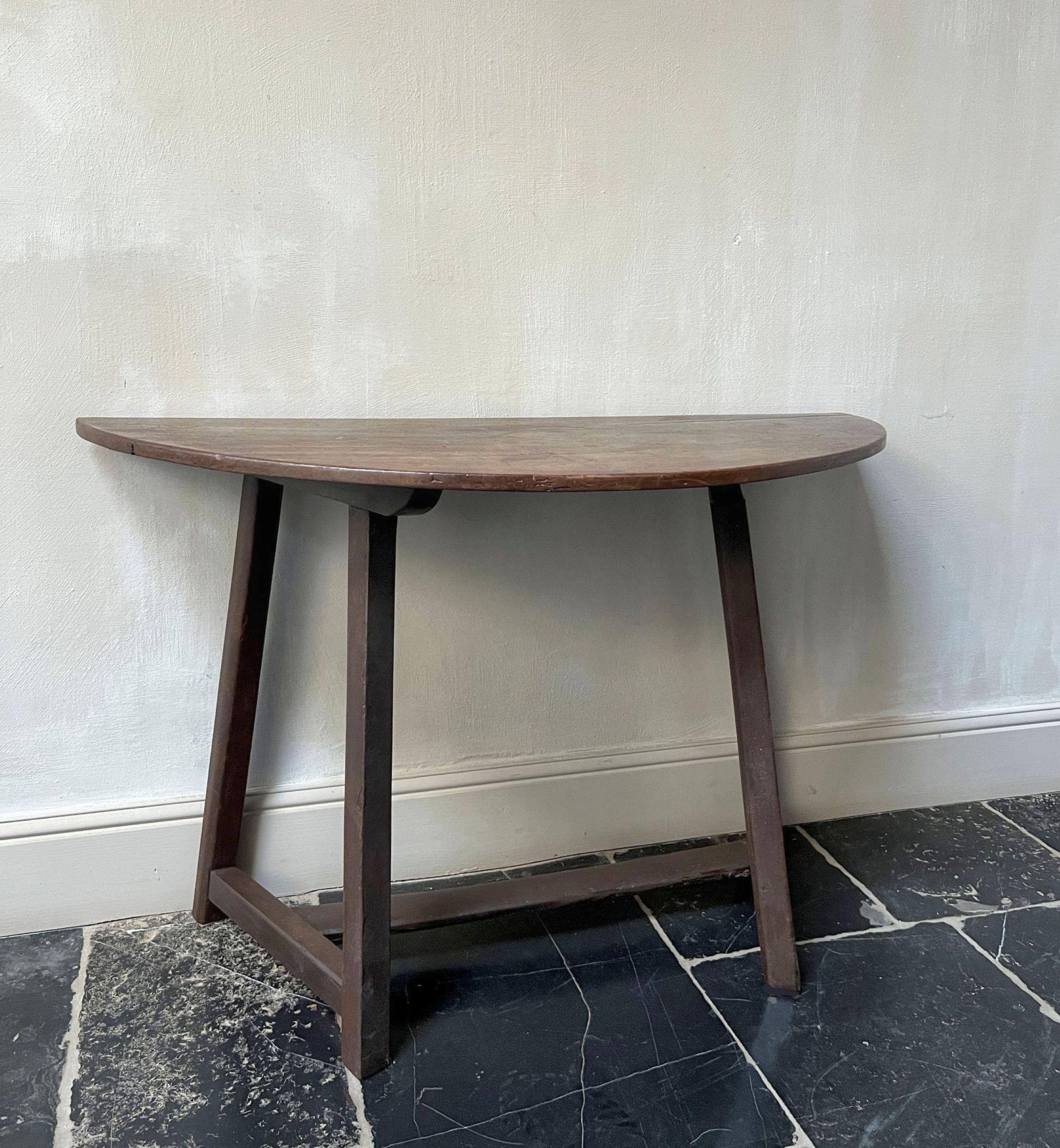 Questa console ha un design classico. Realizzati da secoli e perfezionati dagli artigiani locali. Le proporzioni sono insolite ma funzionano a meraviglia. In particolare, il piano in noce in un unico pezzo è straordinario e incredibilmente raro.