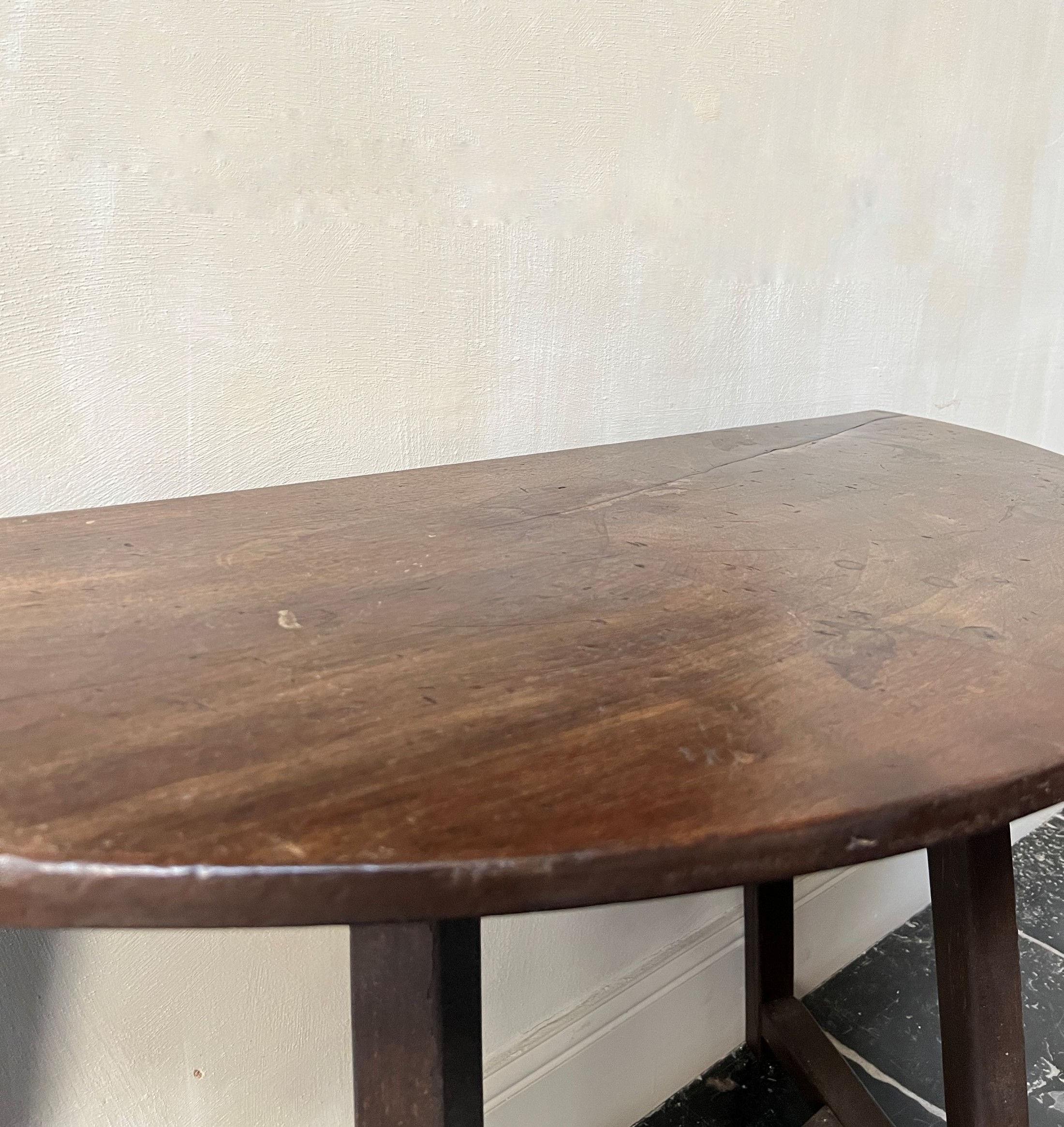 Tavolo consolle Demi Lune in legno di noce del XIX secolo in vendita 1
