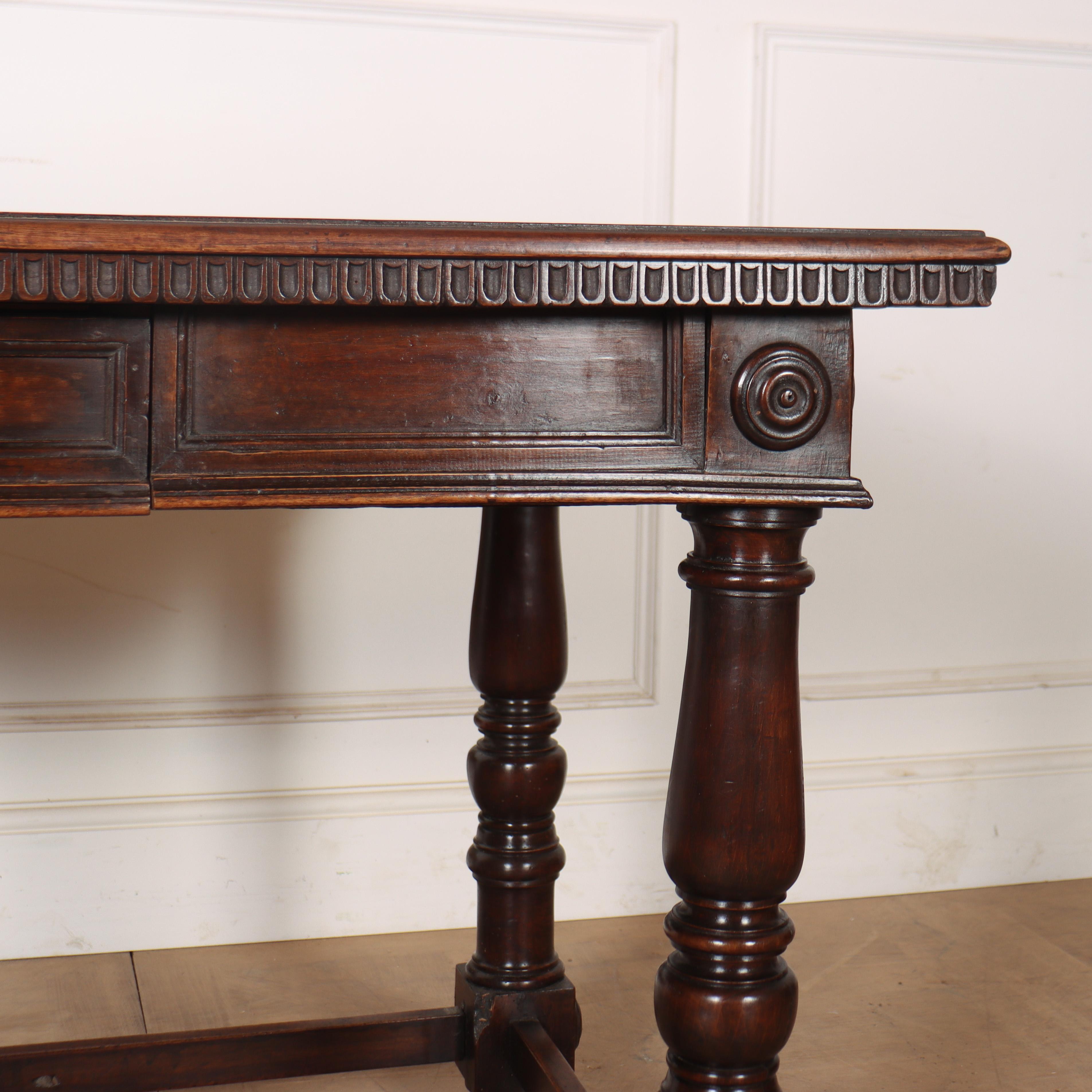19th Century Italian Walnut Desk In condizioni buone in vendita a Leamington Spa, Warwickshire
