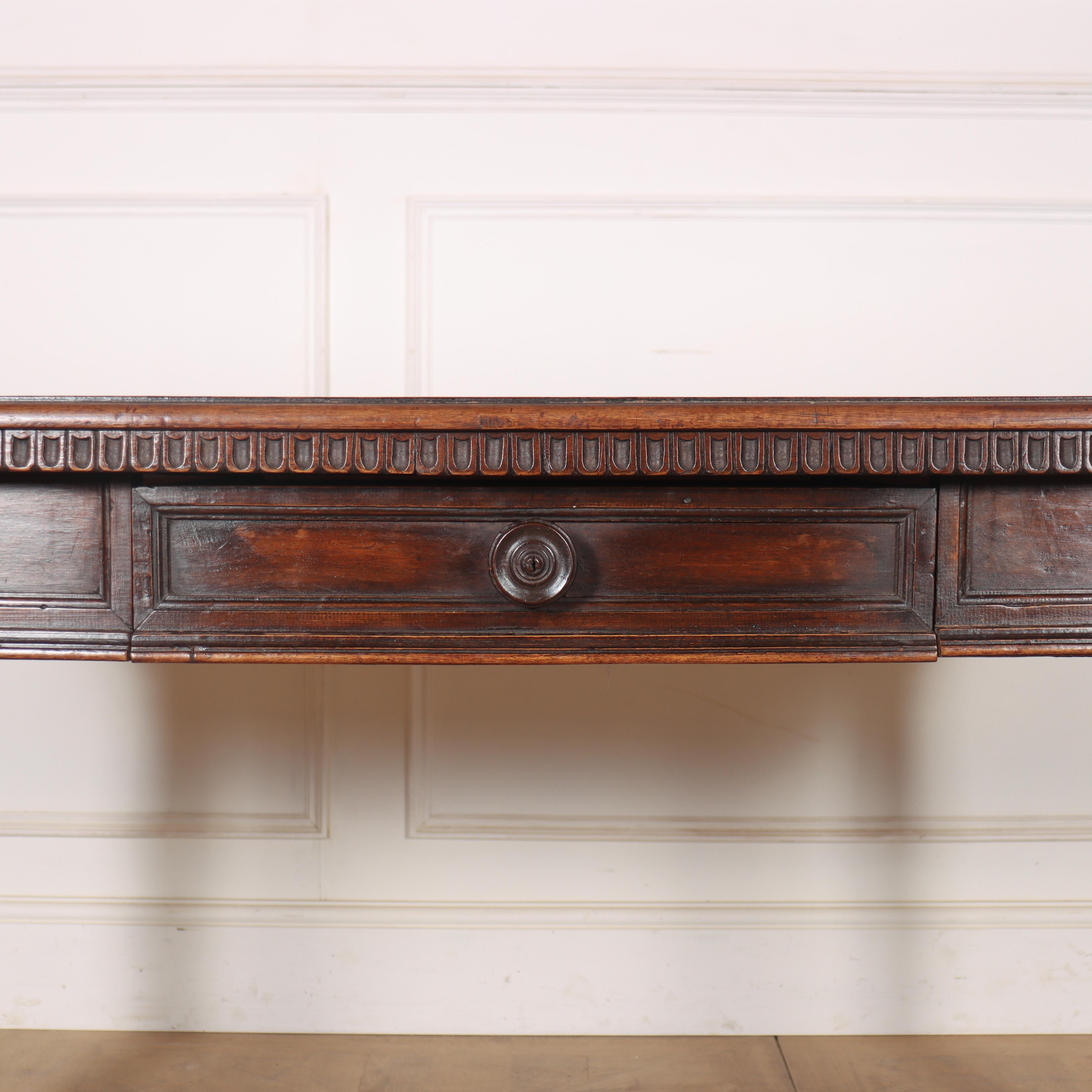 Noce 19th Century Italian Walnut Desk in vendita