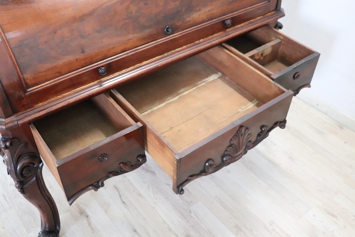 19th Century Italian Walnut Desk with Roll Top en vente 5