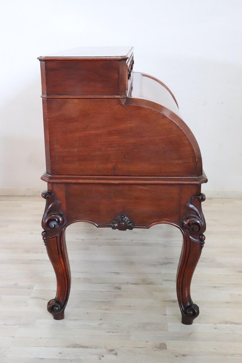 19th Century Italian Walnut Desk with Roll Top en vente 6