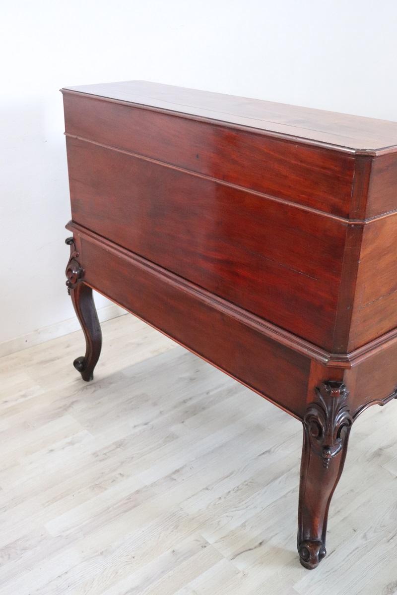 19th Century Italian Walnut Desk with Roll Top en vente 7