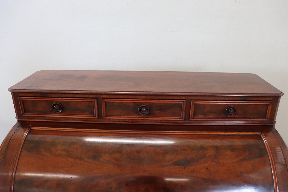 We present this majestic 19th century Italian desk. An extremely particular desk that can be discreet and used in different environments thanks to its unique design.

The desk is made of fine walnut wood, its line is wavy and fluid, with wavy and