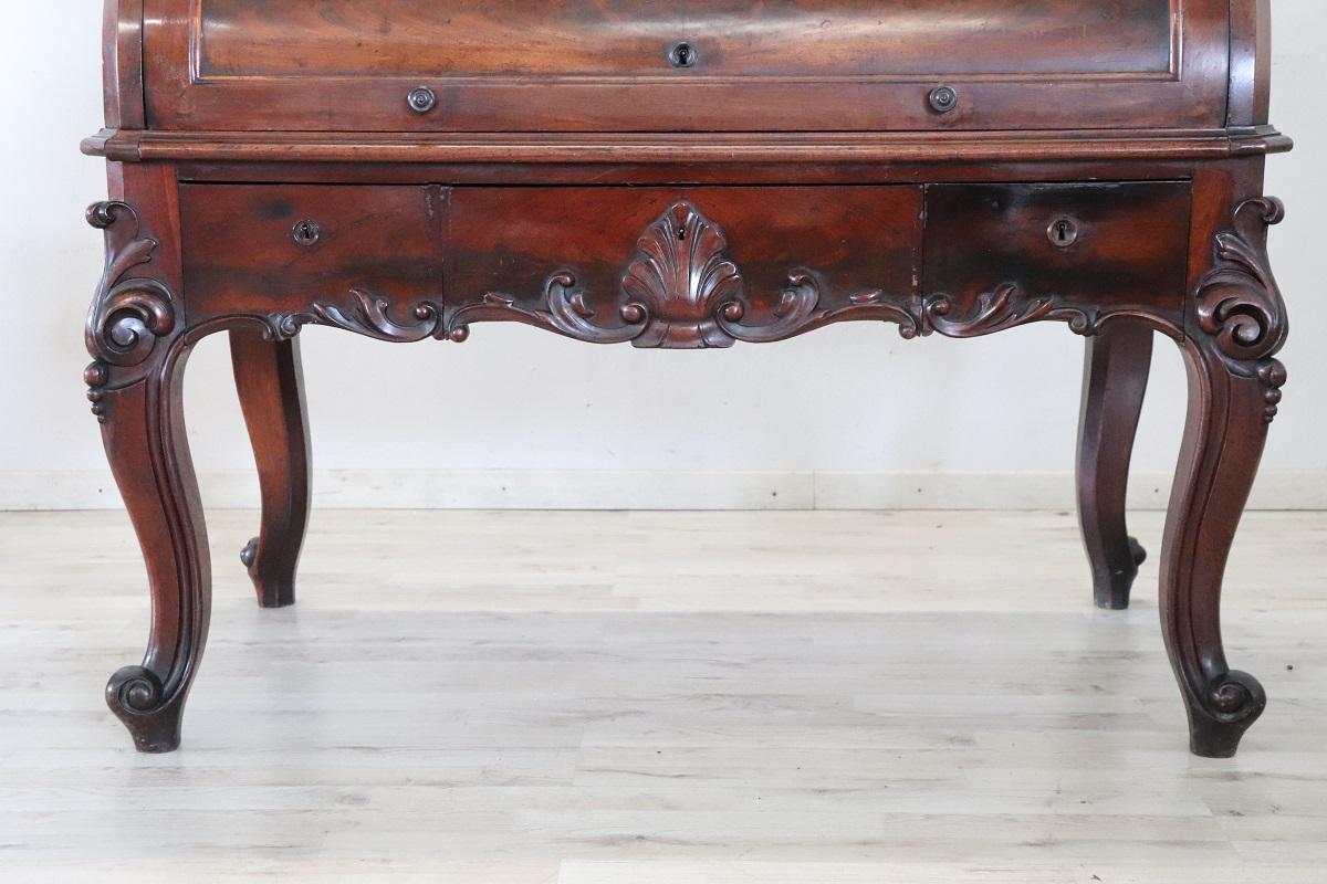 italien 19th Century Italian Walnut Desk with Roll Top en vente