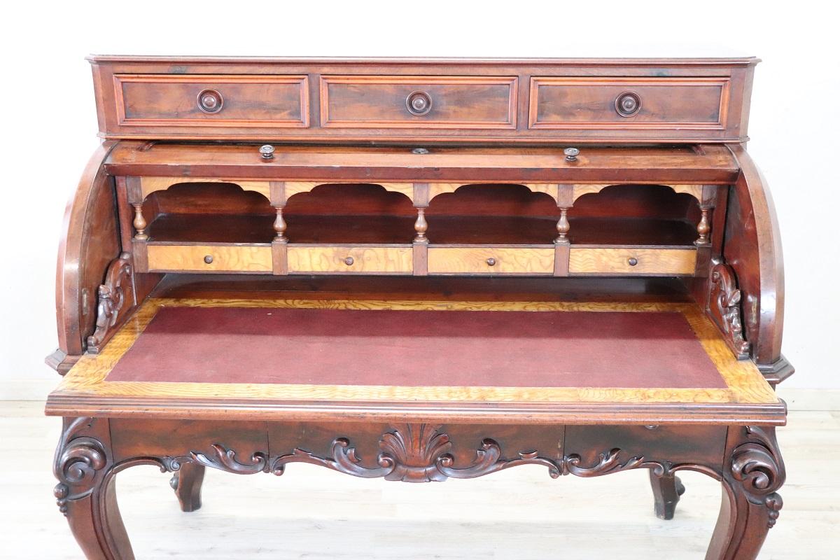 Noyer 19th Century Italian Walnut Desk with Roll Top en vente
