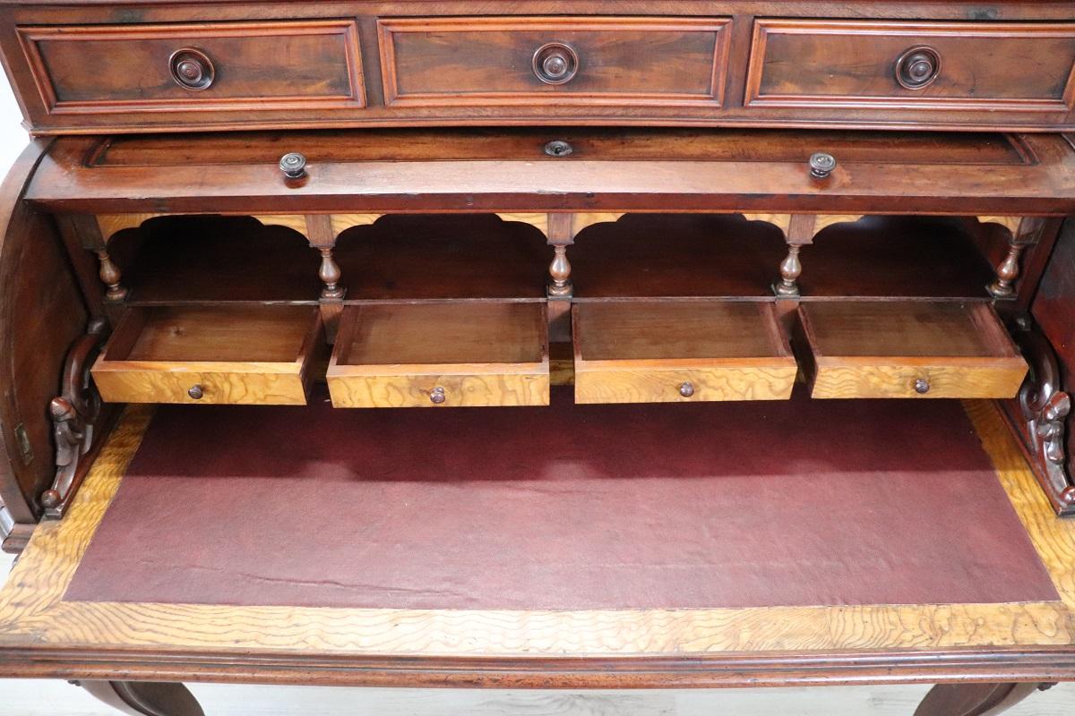 19th Century Italian Walnut Desk with Roll Top en vente 2