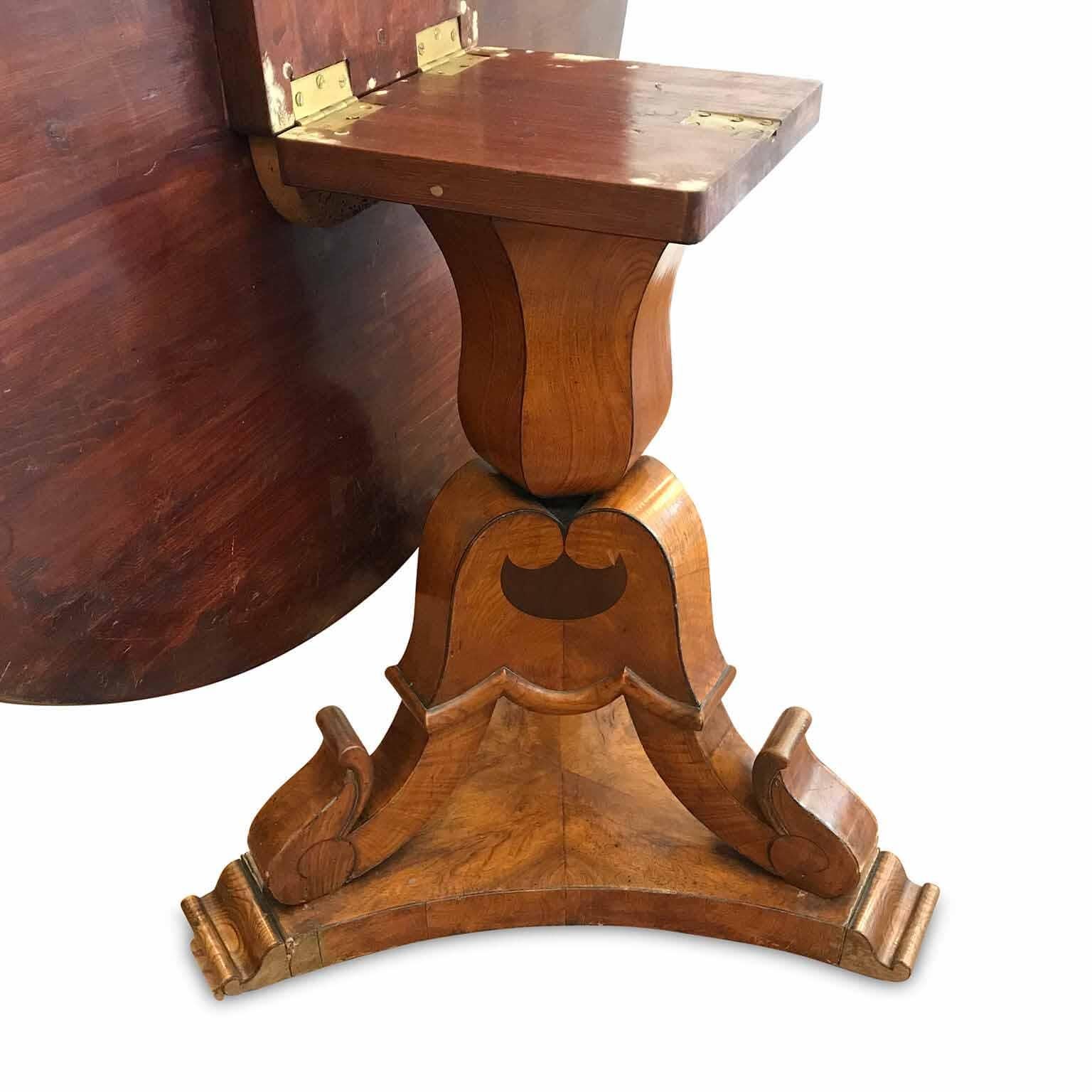 Veneer 19th Century Italian Walnut Dining Room Circular Table Tilt-Top Table