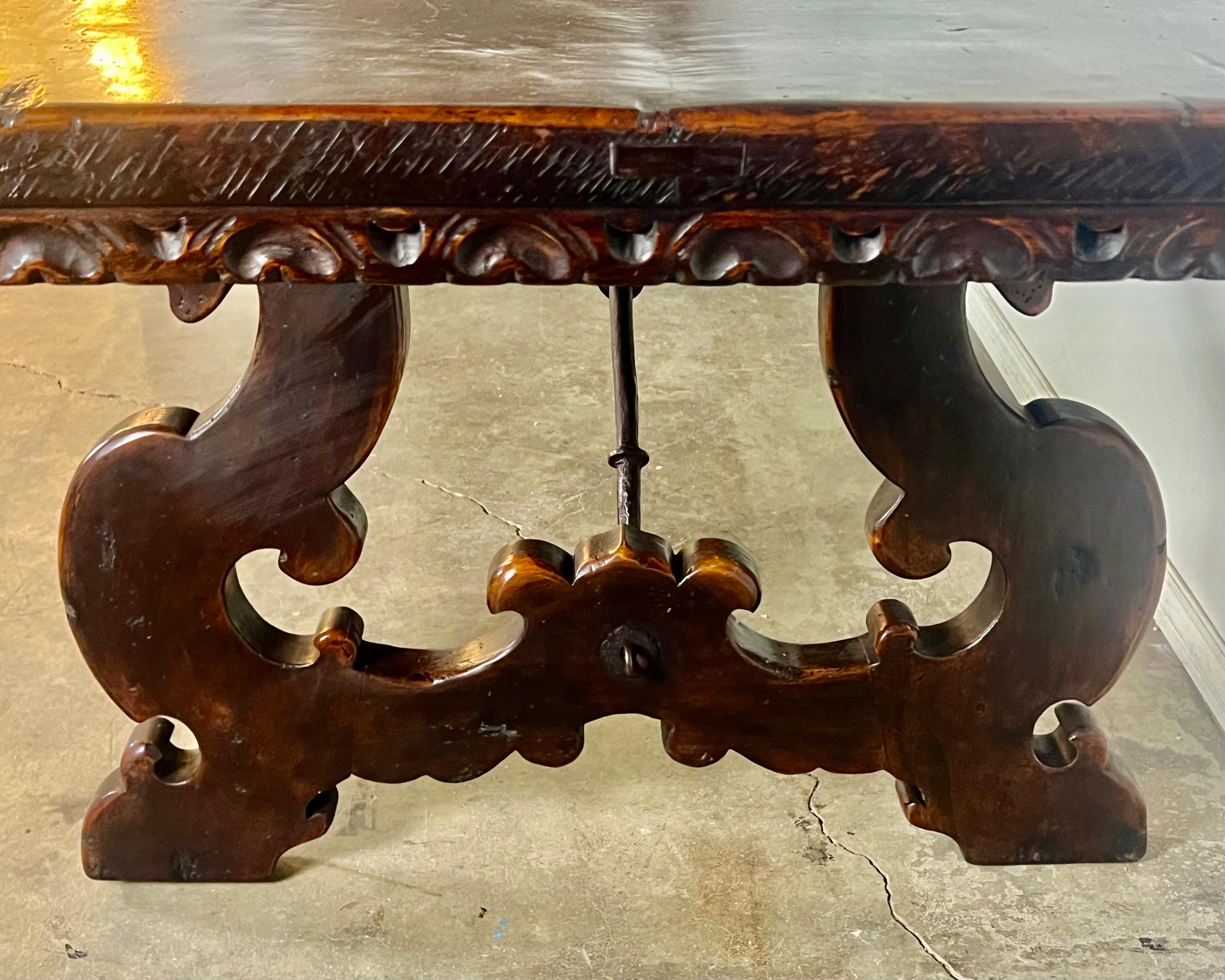 Table de salle à manger italienne du 19e siècle en noyer avec traverse en fer en vente 2