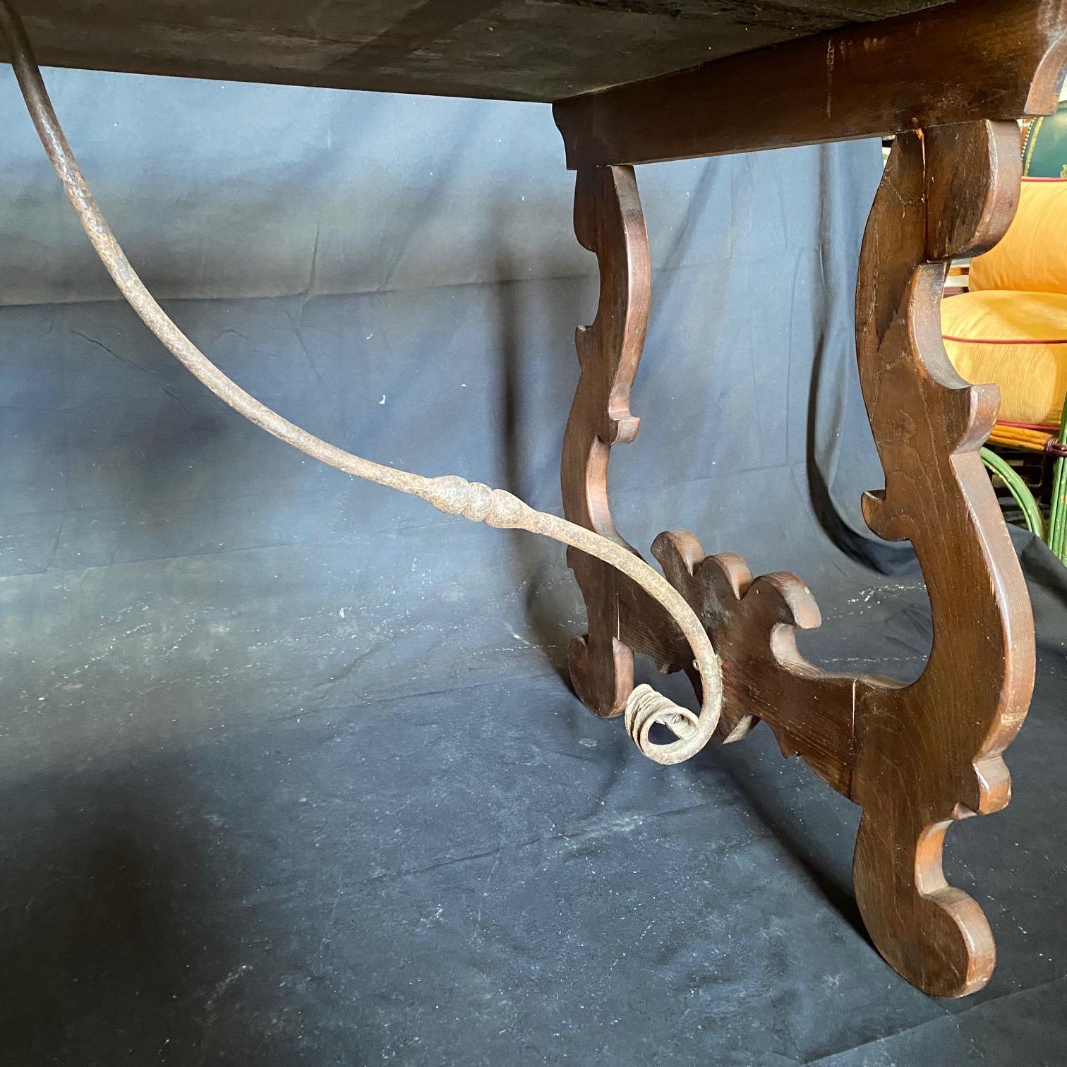 Table de salle à manger italienne du 19ème siècle avec supports d'extrémité en forme de lyre sculptés Bon état - En vente à Hopewell, NJ