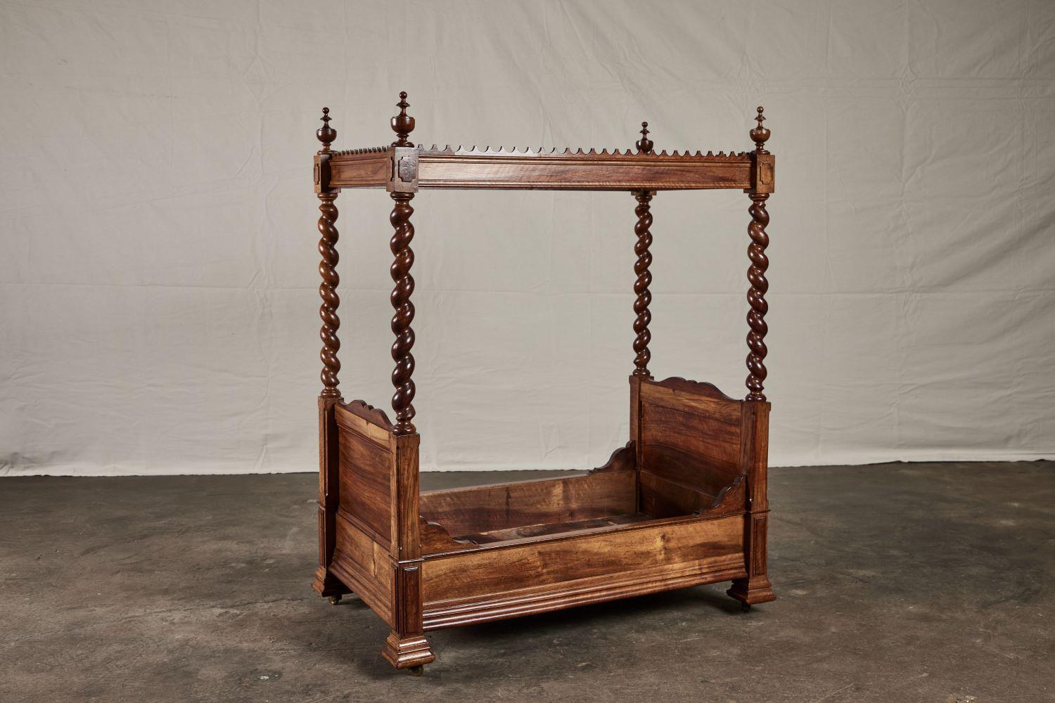 19th Century Italian Walnut Dog Bed In Good Condition For Sale In Pasadena, CA