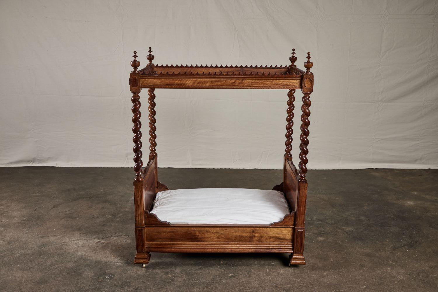 19th Century Italian Walnut Dog Bed For Sale 1