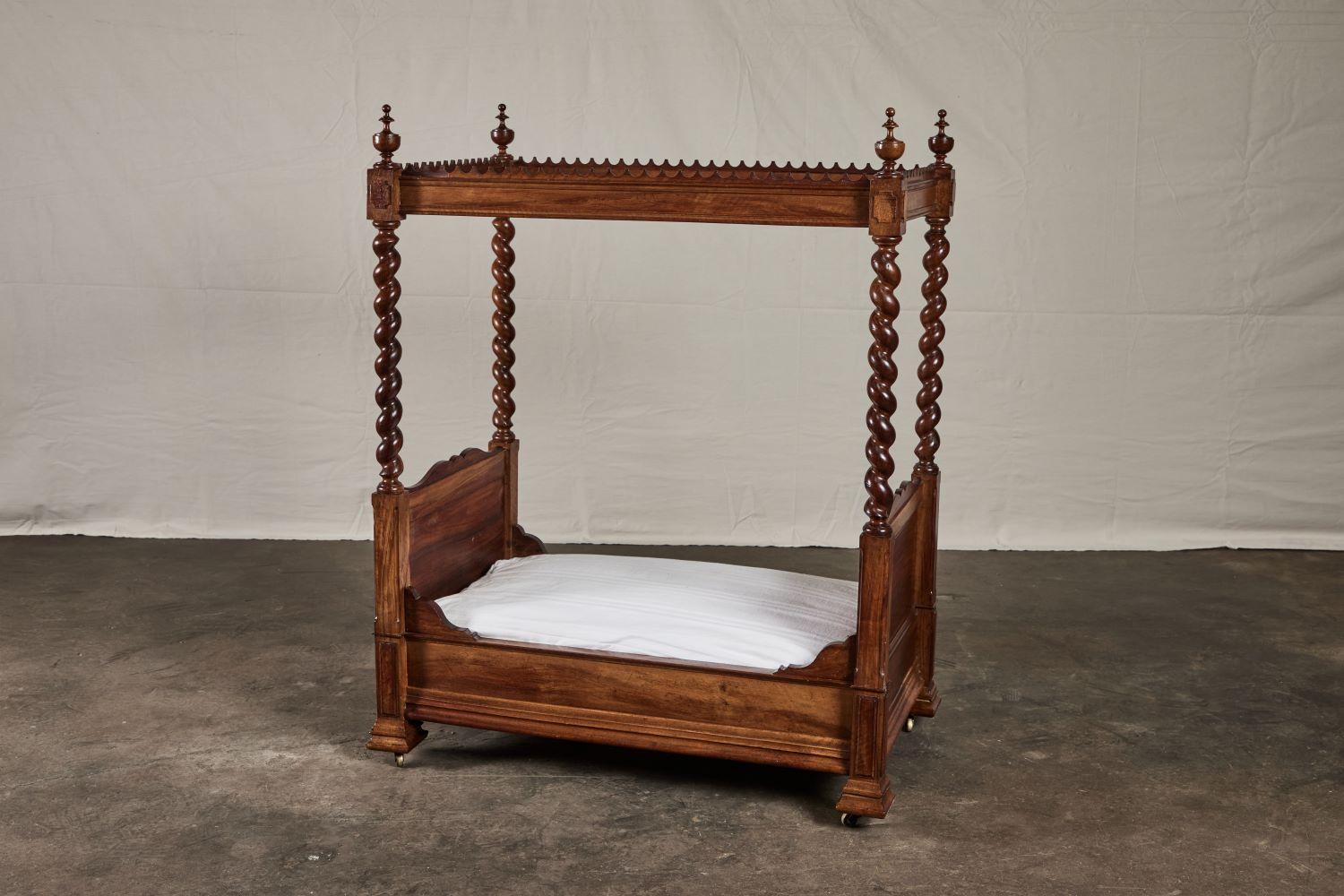 19th Century Italian Walnut Dog Bed For Sale 2