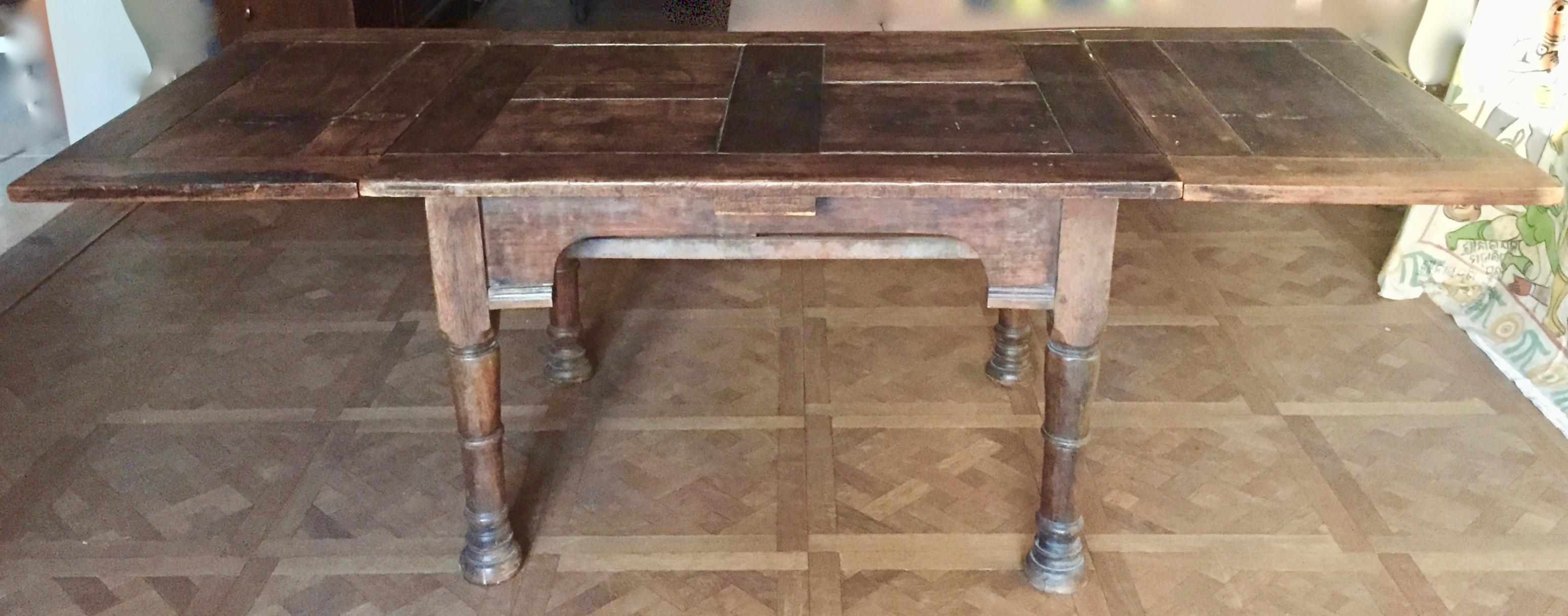 Country 19th Century Italian Walnut Draw Leaf Table For Sale