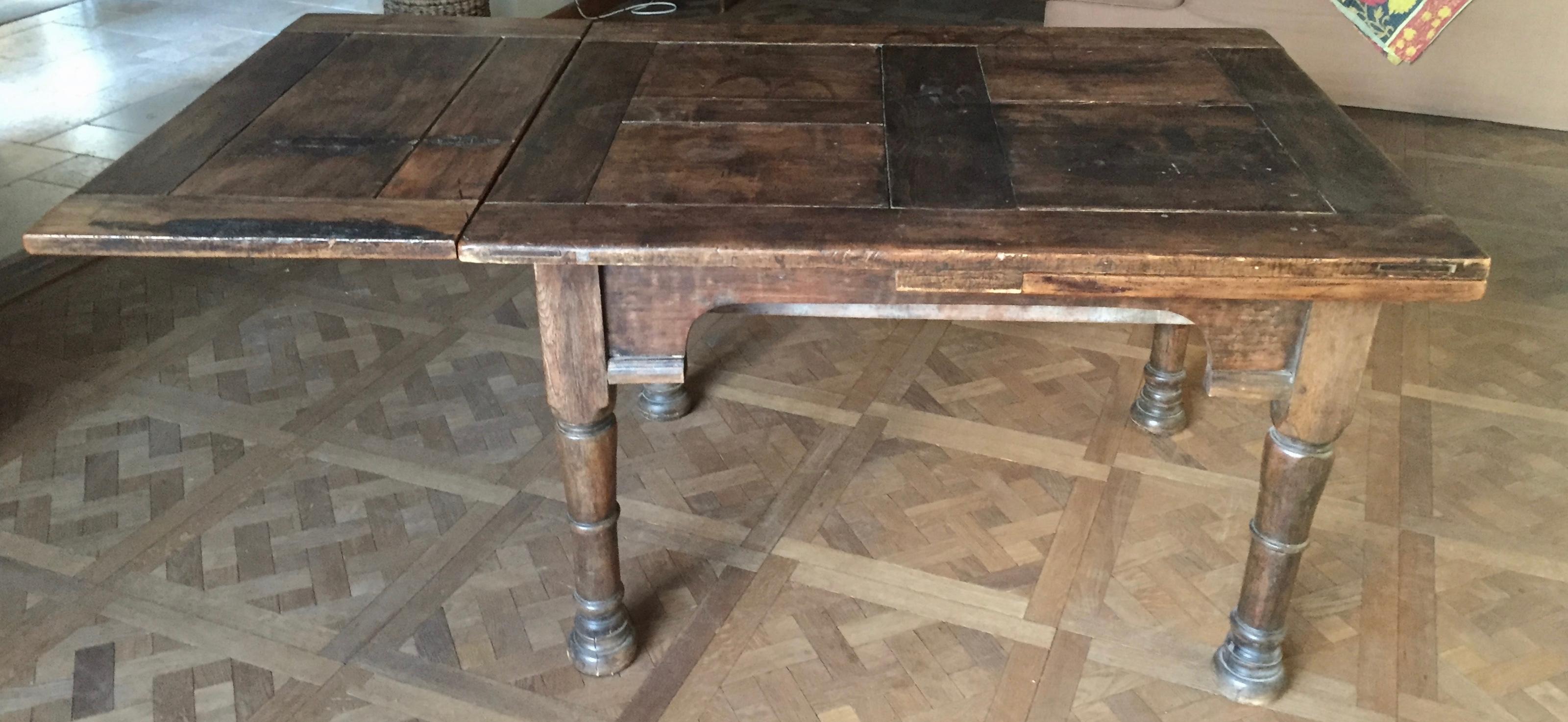 19th Century Italian Walnut Draw Leaf Table In Good Condition For Sale In Antwerp, BE