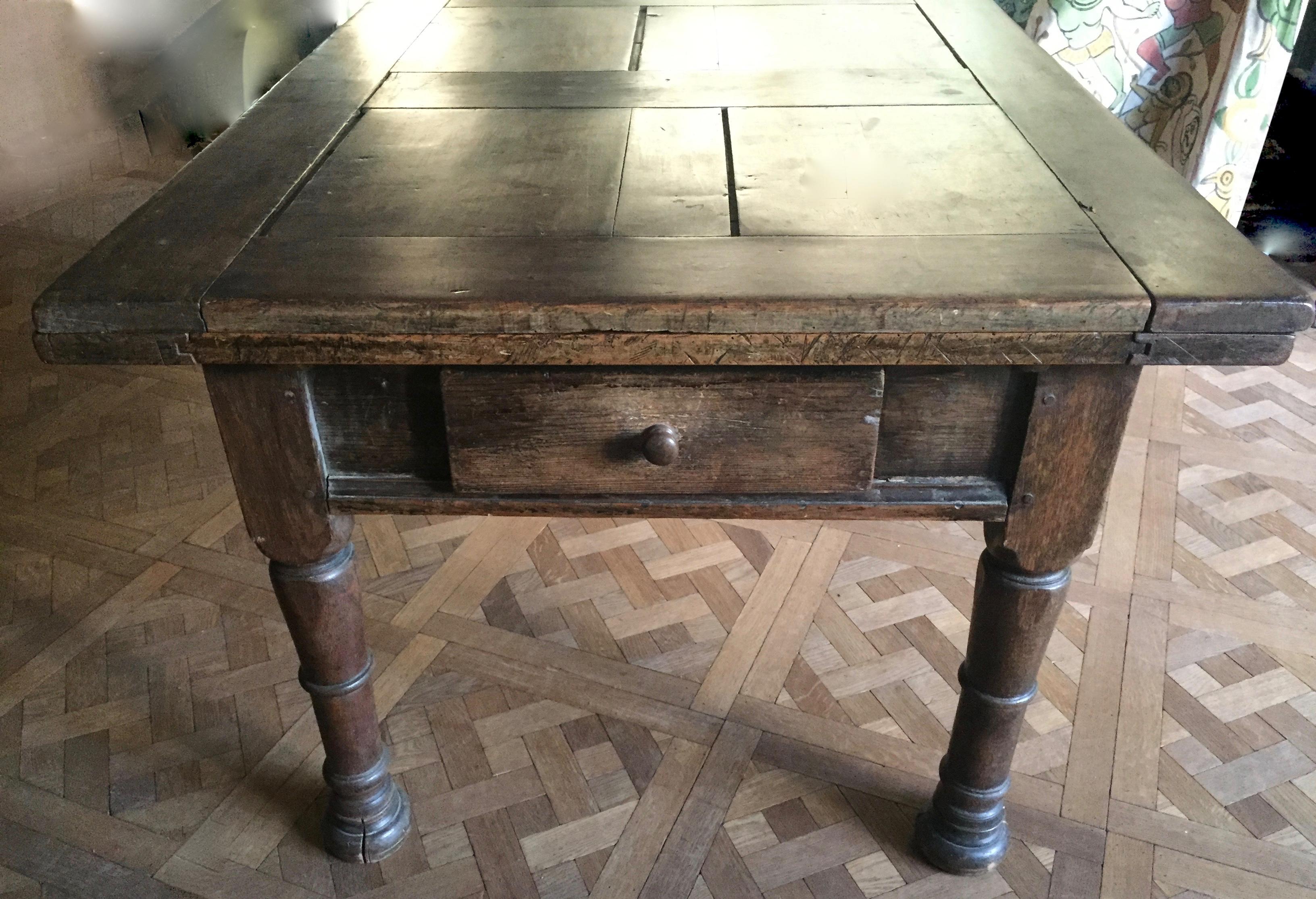 19th Century Italian Walnut Draw Leaf Table For Sale 1