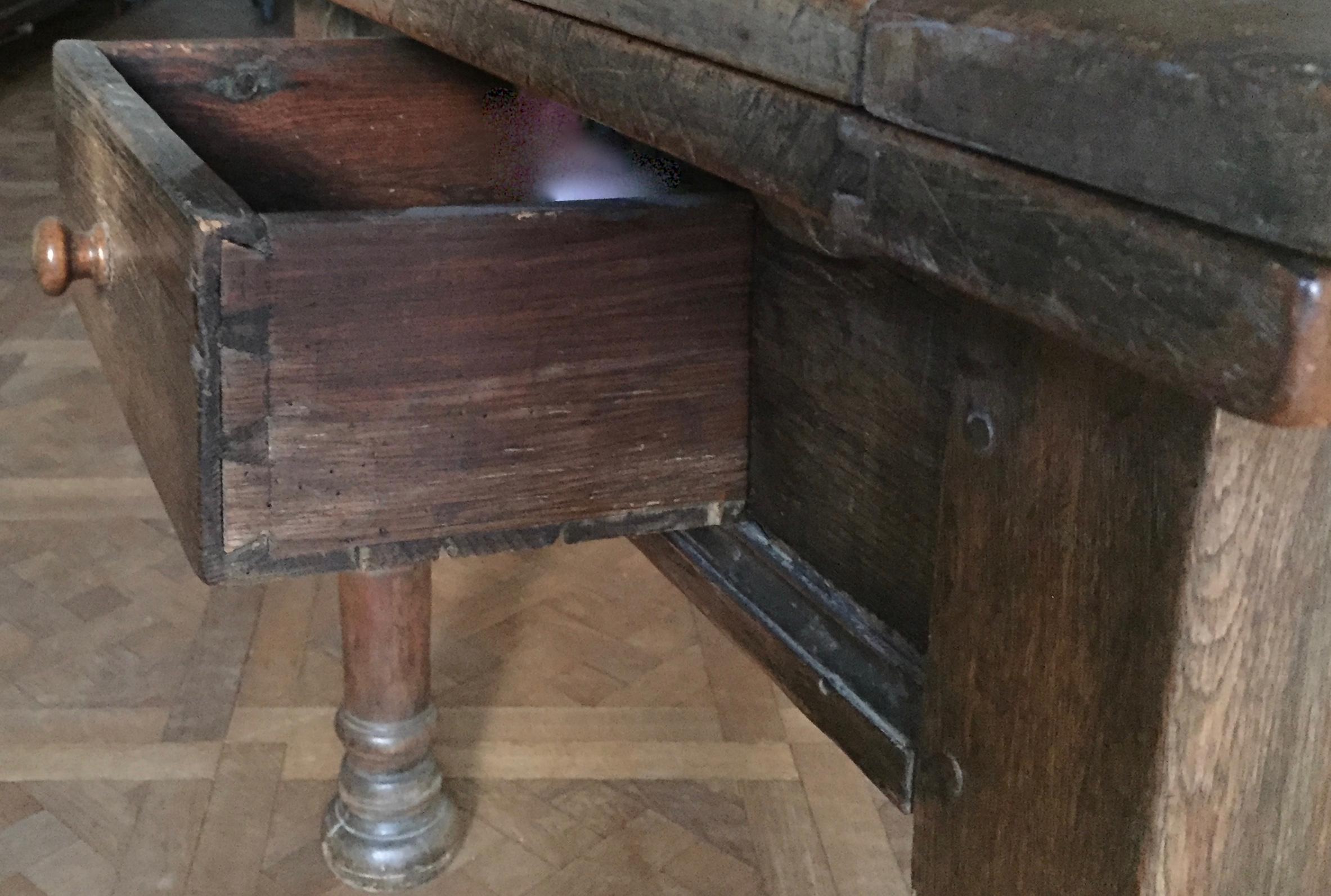 19th Century Italian Walnut Draw Leaf Table For Sale 2