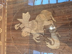 Table Guéridon Design/One italienne du 19ème siècle en noyer avec des designs en marqueterie