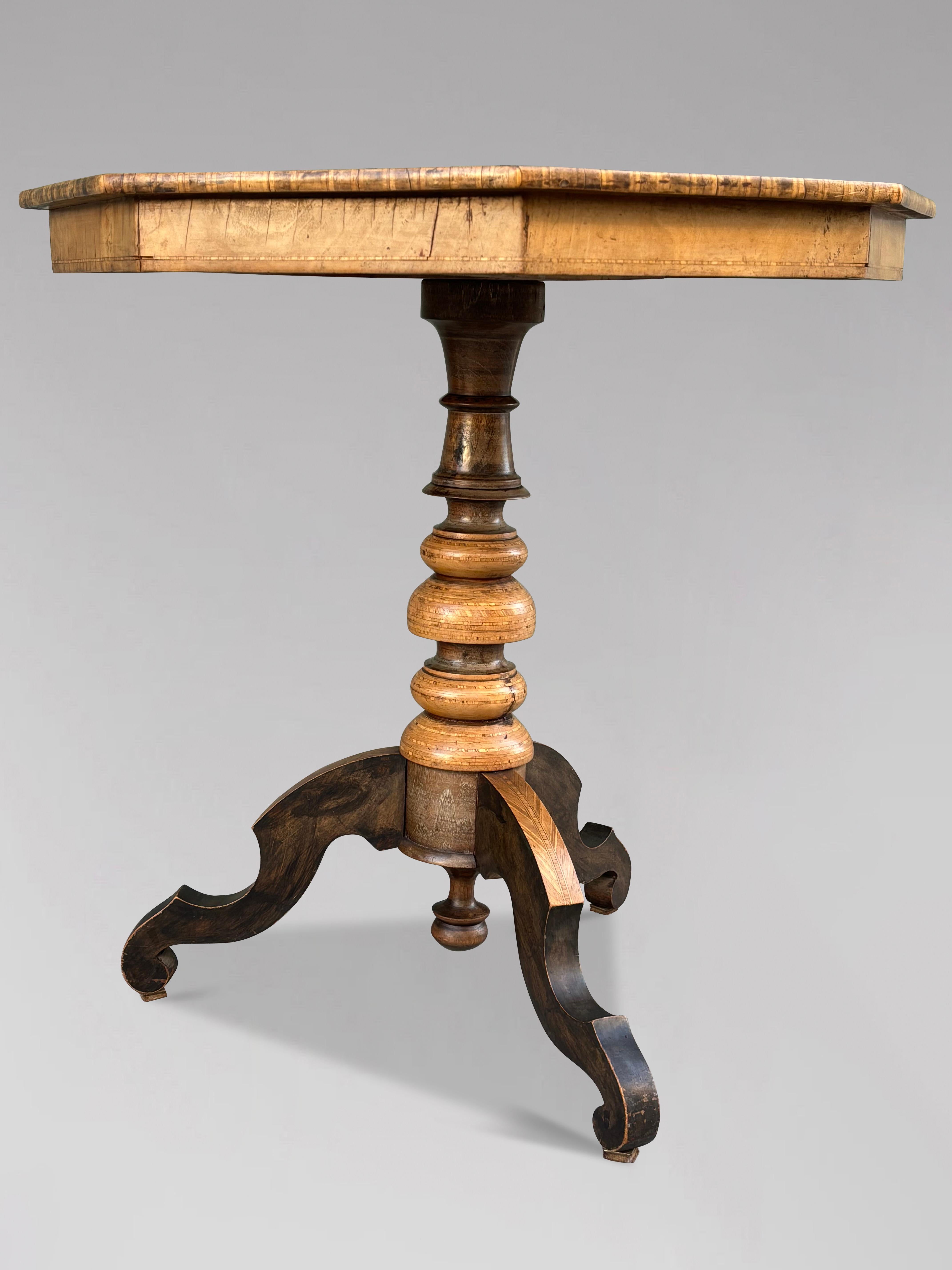 Marqueterie Table tripode en marqueterie de noyer de Sorrente, Italie, 19e siècle en vente