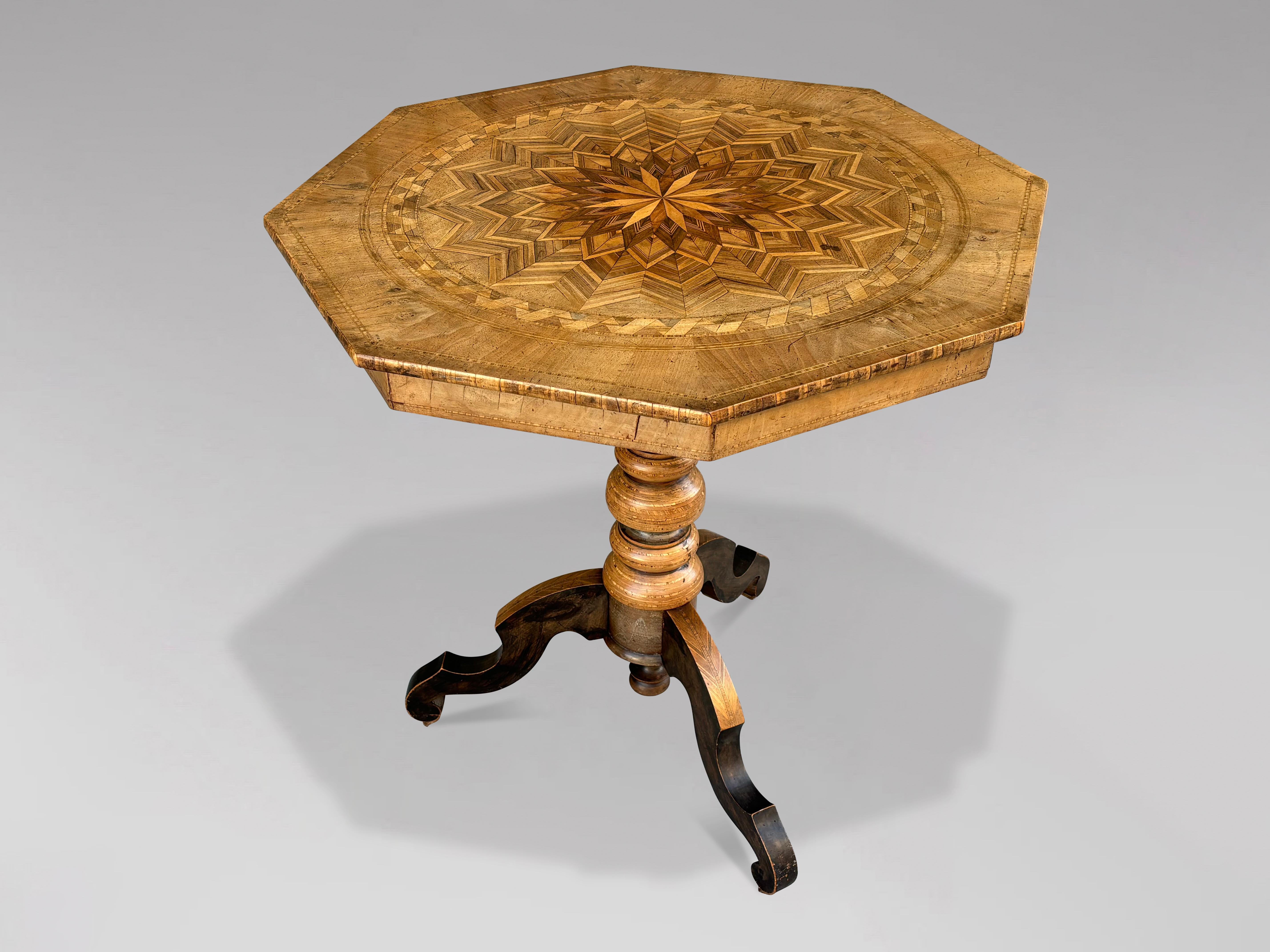 Table tripode en marqueterie de noyer de Sorrente, Italie, 19e siècle en vente 1