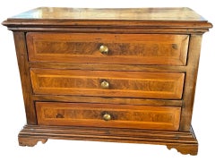 Cassettiera in miniatura in noce del XIX secolo