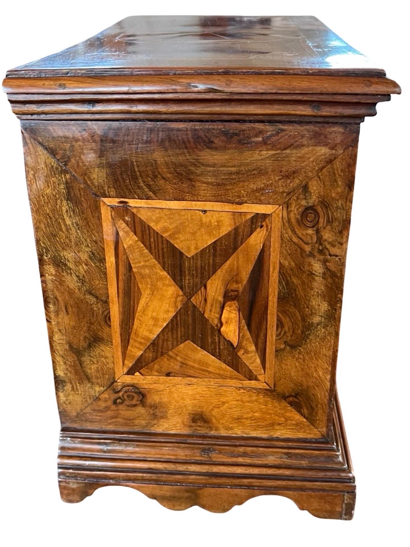 19th Century Italian Walnut Miniature Chest Of Drawers In Good Condition For Sale In Viterbo, VT