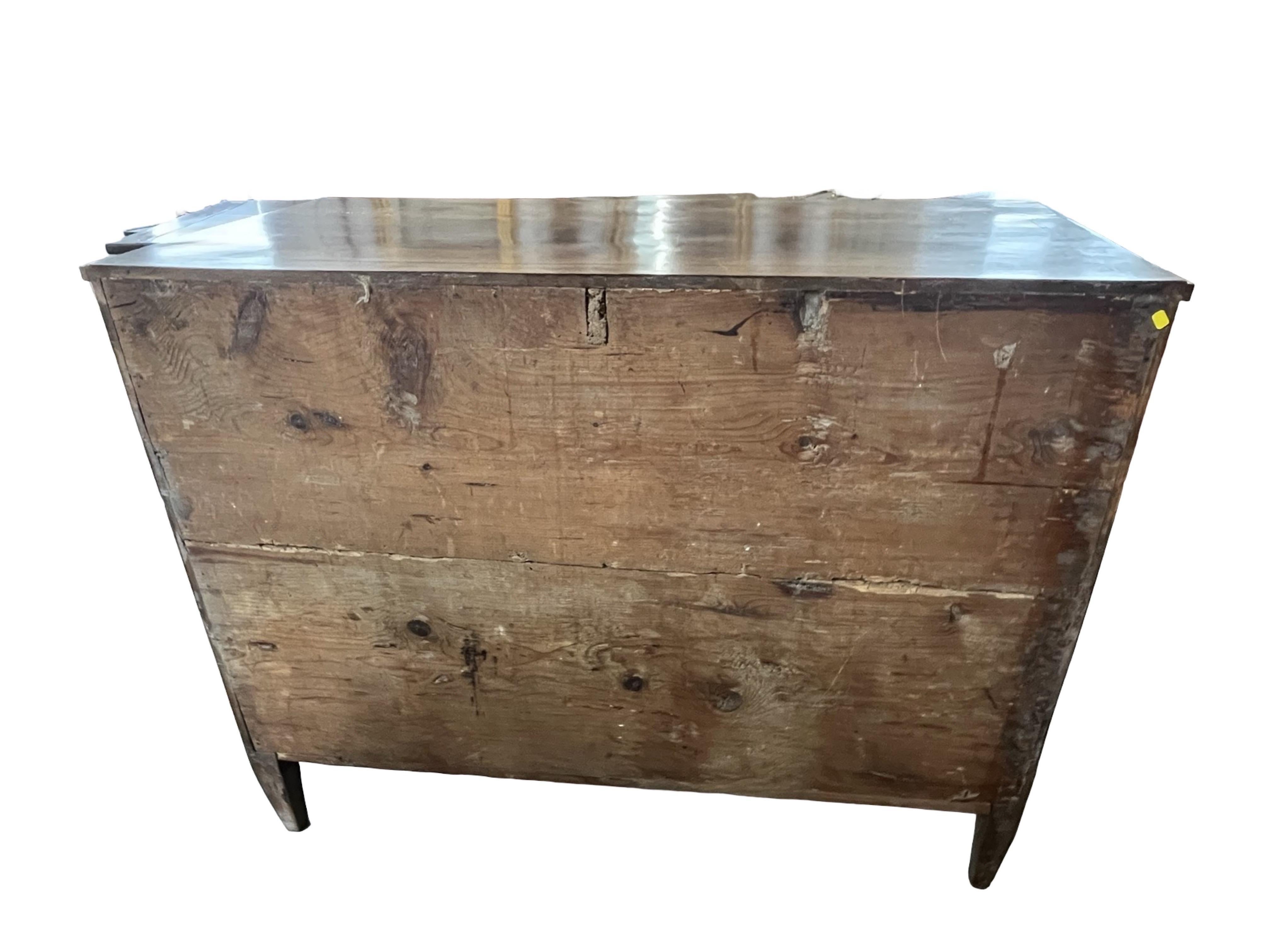 XIX secolo Commode / Cassettiera / Comò neoclassico in noce dell'Ottocento italiano in vendita