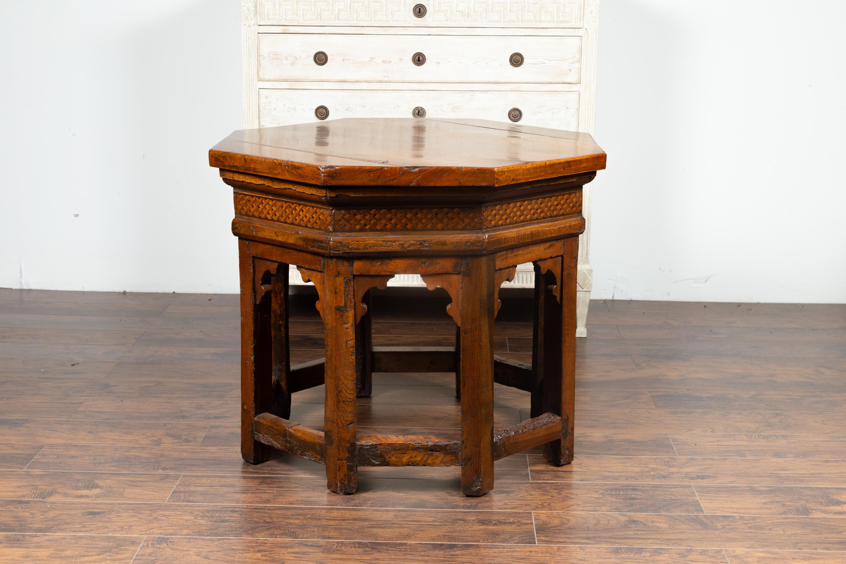 19th Century Italian Walnut Octagonal Table with Inlaid Trompe-L'œil Motifs In Good Condition For Sale In Atlanta, GA