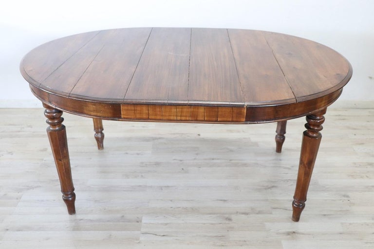 Beautiful important oval antique dining room table, 1850s in solid walnut wood. This table is perfect for a dining room, a large table that can accommodate many people. The four legs are in solid turned walnut wood. 
Table in perfect conditions,