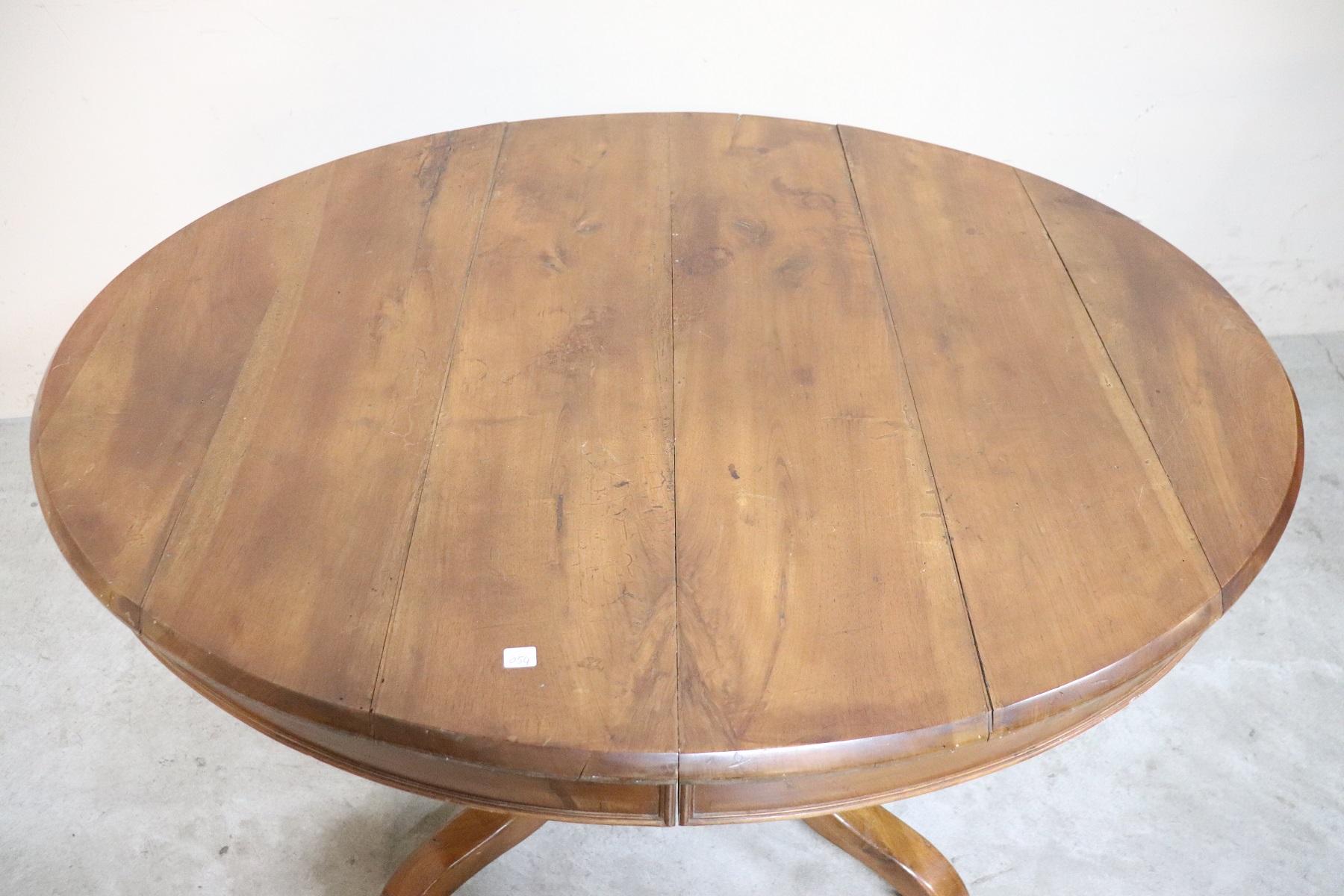 Beautiful important antique oval dining room table, 1850s in walnut. This table is perfect for a dining room, it extends into the center becoming a large table that can accommodate many people. The four legs are in solid walnut wood. The original