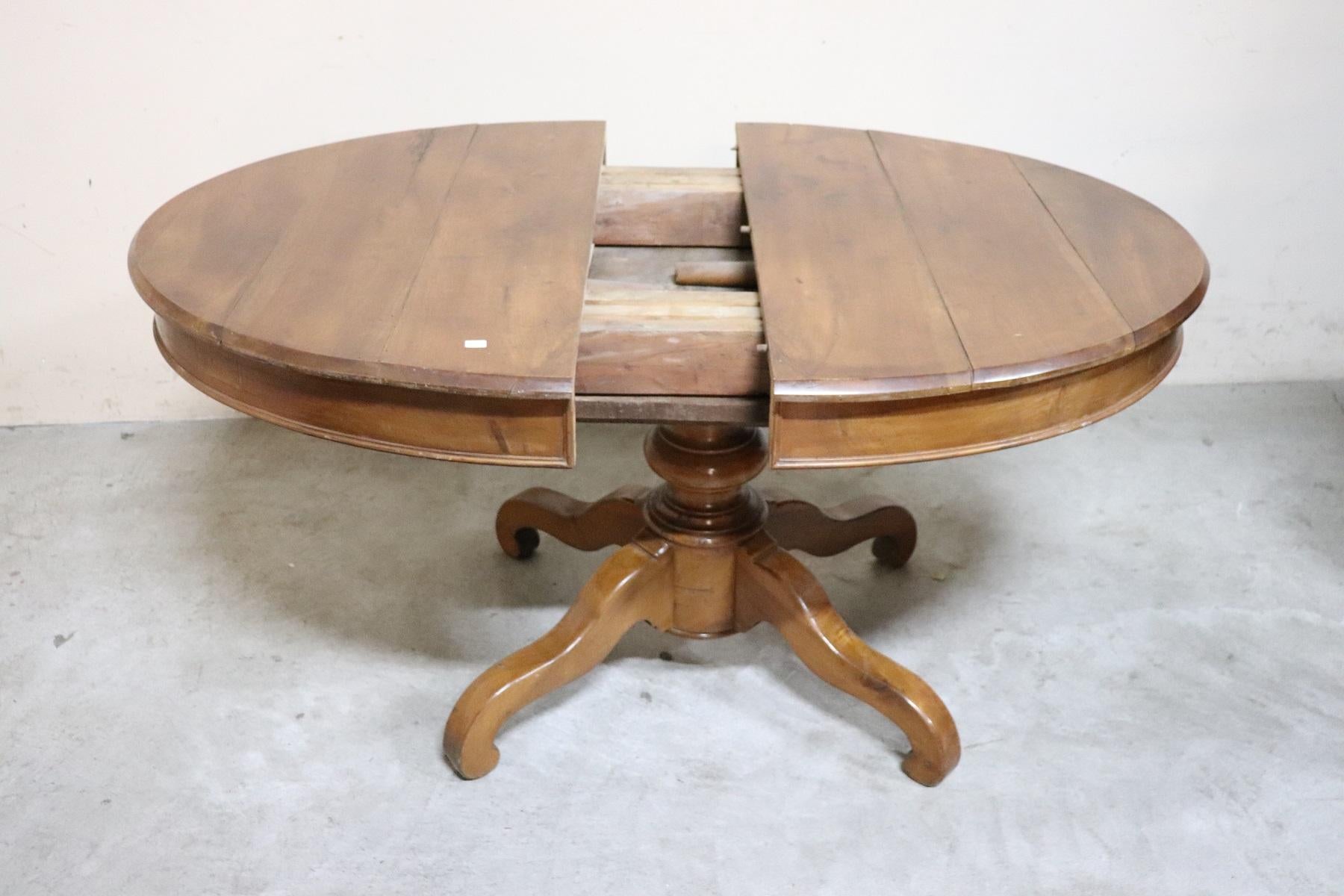 19th Century Italian Walnut Oval Extendable Antique Dining Room Table In Good Condition In Casale Monferrato, IT