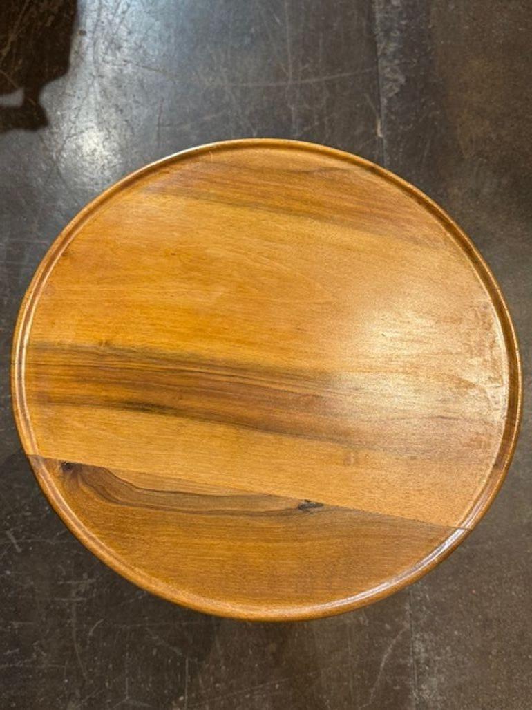 Questo tavolo con piedistallo in noce italiano del XIX secolo è un mobile antico senza tempo che emana eleganza e charme. Realizzato con qualità e attenzione ai dettagli, presenta una robusta base a piedistallo e una ricca e calda finitura noce che