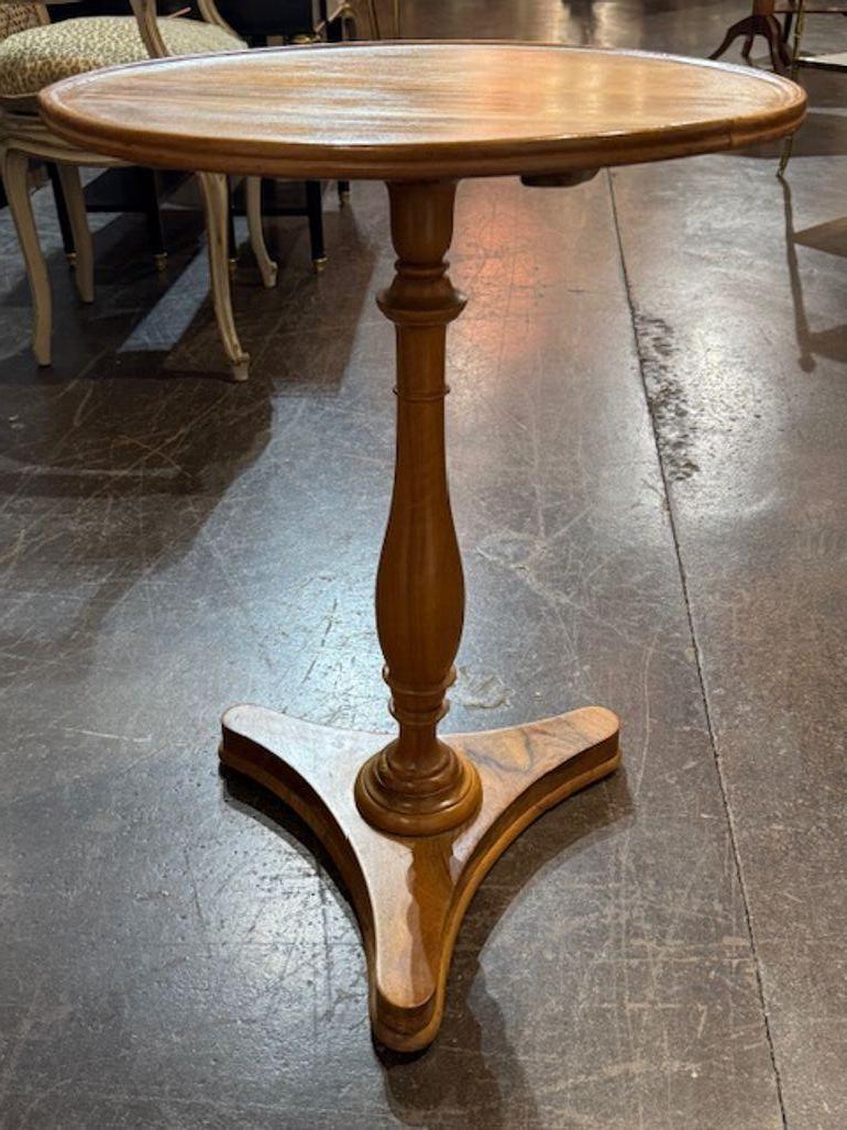 Tavolo con piedistallo in noce del XIX secolo In condizioni buone in vendita a Dallas, TX