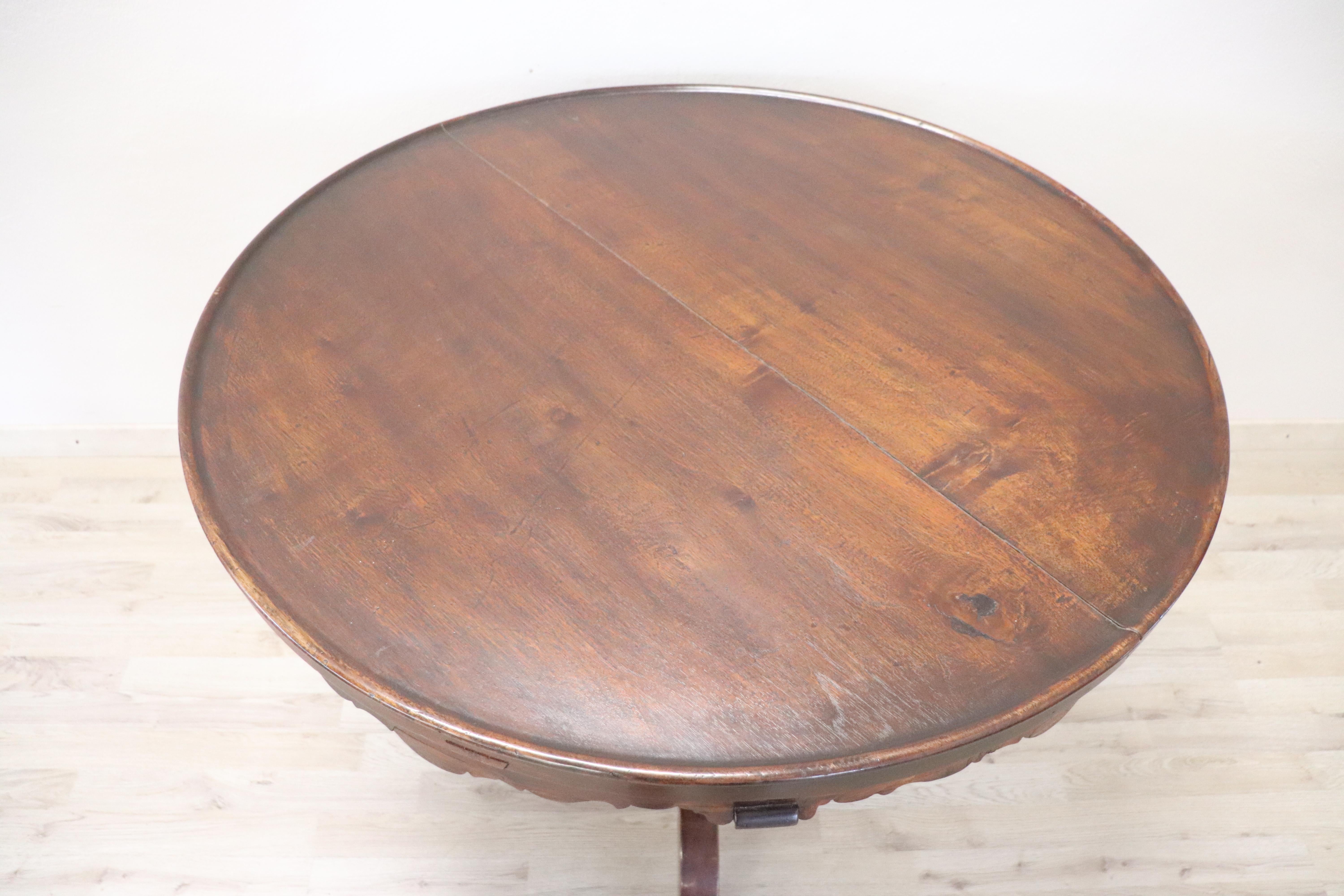 Beautiful important antique round center table 1845 in walnut. Table with elegant turned central leg. The table band presents elegant decoration move. The tabletop where the edge is made from walnut is of great value. Ideal table to embellish the