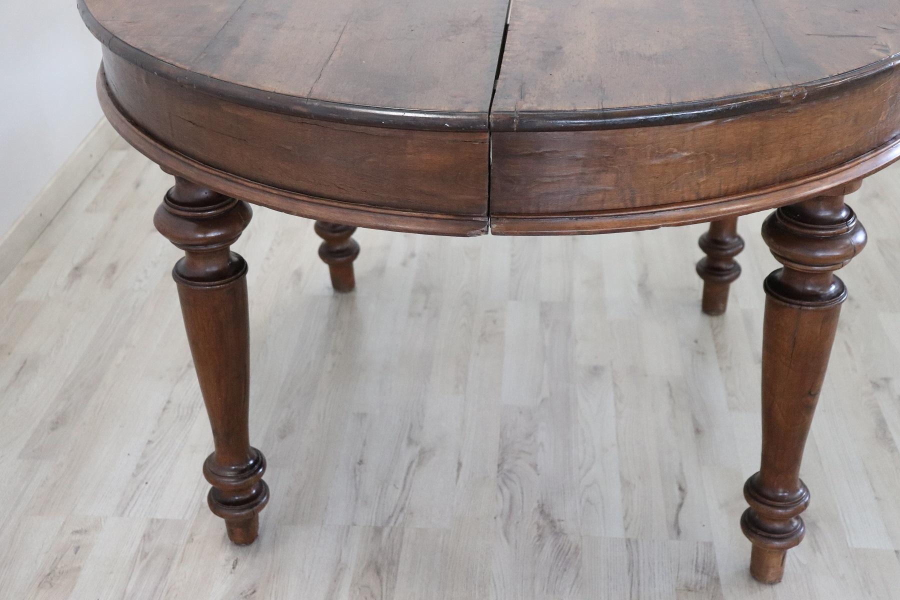 19th Century Italian Walnut Round Extendable Dining Room Table In Good Condition In Casale Monferrato, IT