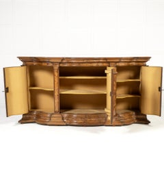 Credenza italiana in noce del XIX secolo