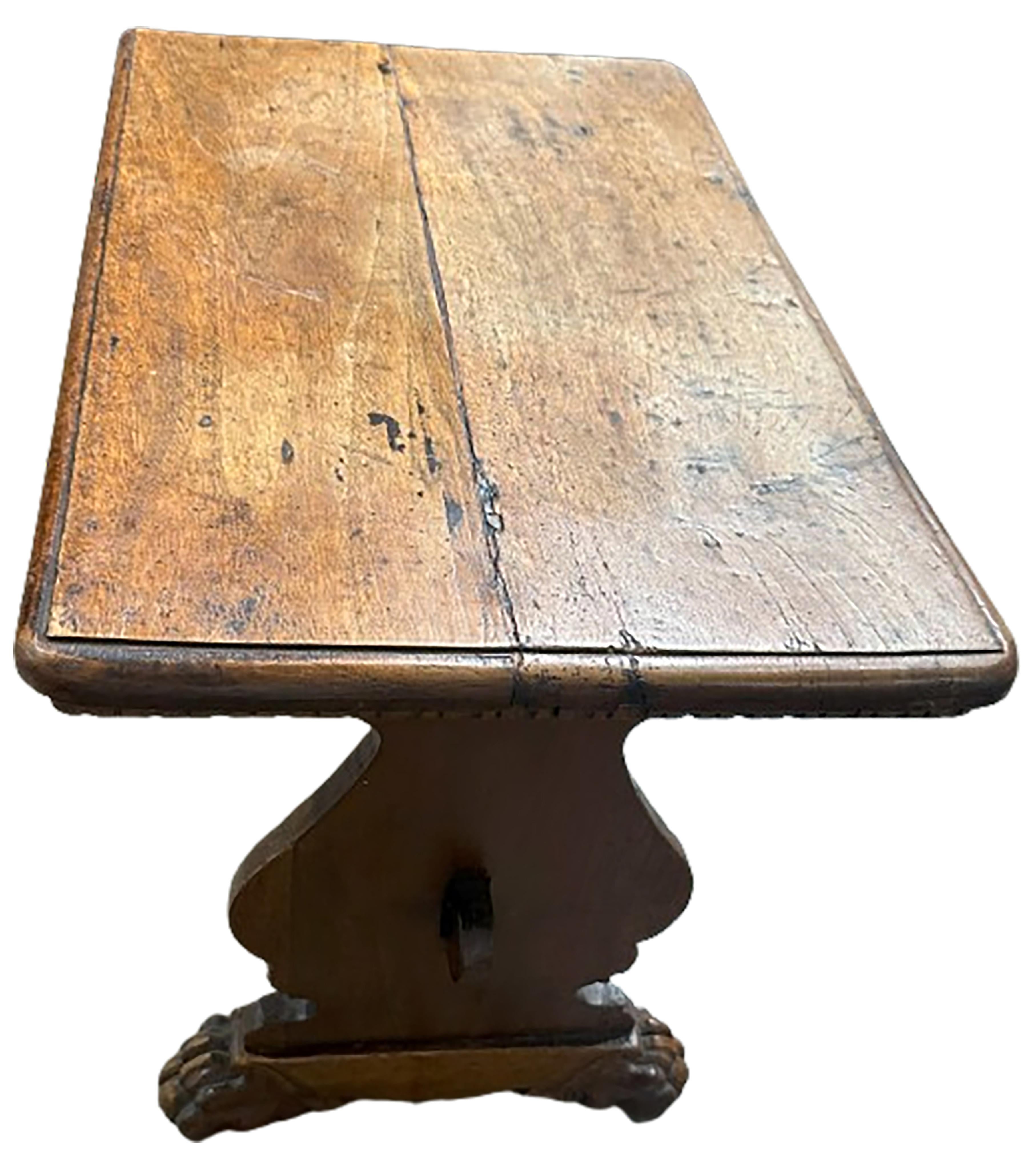 19th Century Italian Walnut Side Table For Sale 1