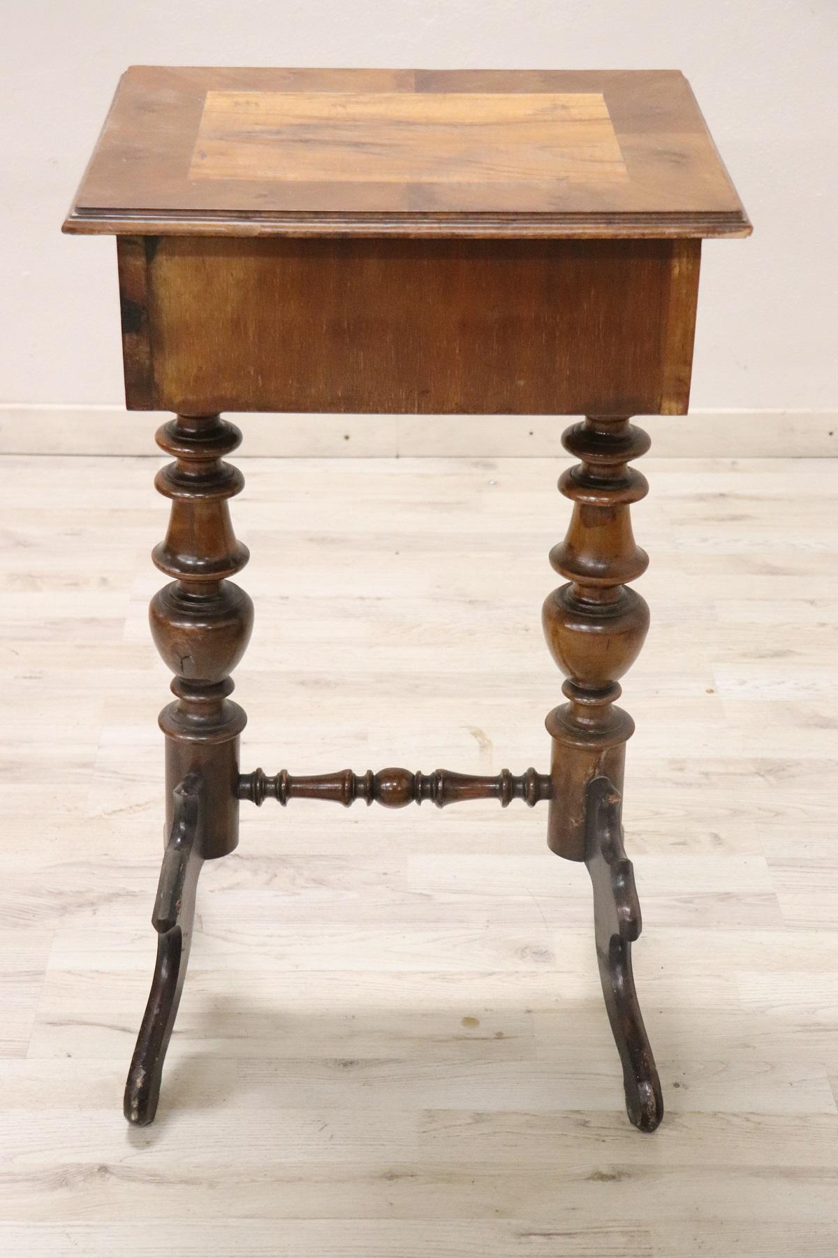 19th Century Italian Walnut Side Table In Excellent Condition In Casale Monferrato, IT