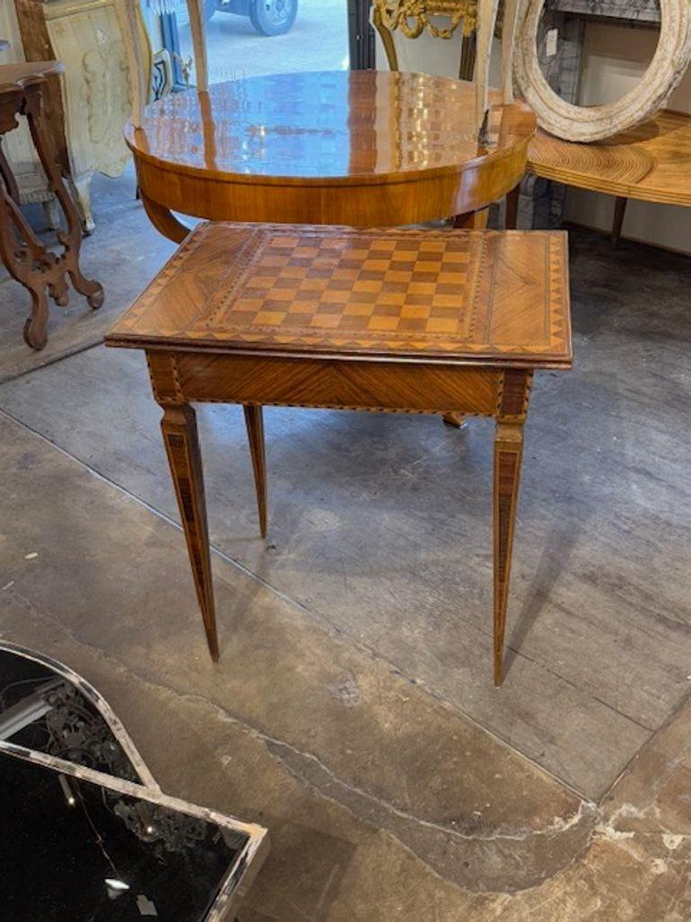 Teint Table d'appoint italienne du 19ème siècle avec plateau en damier en vente